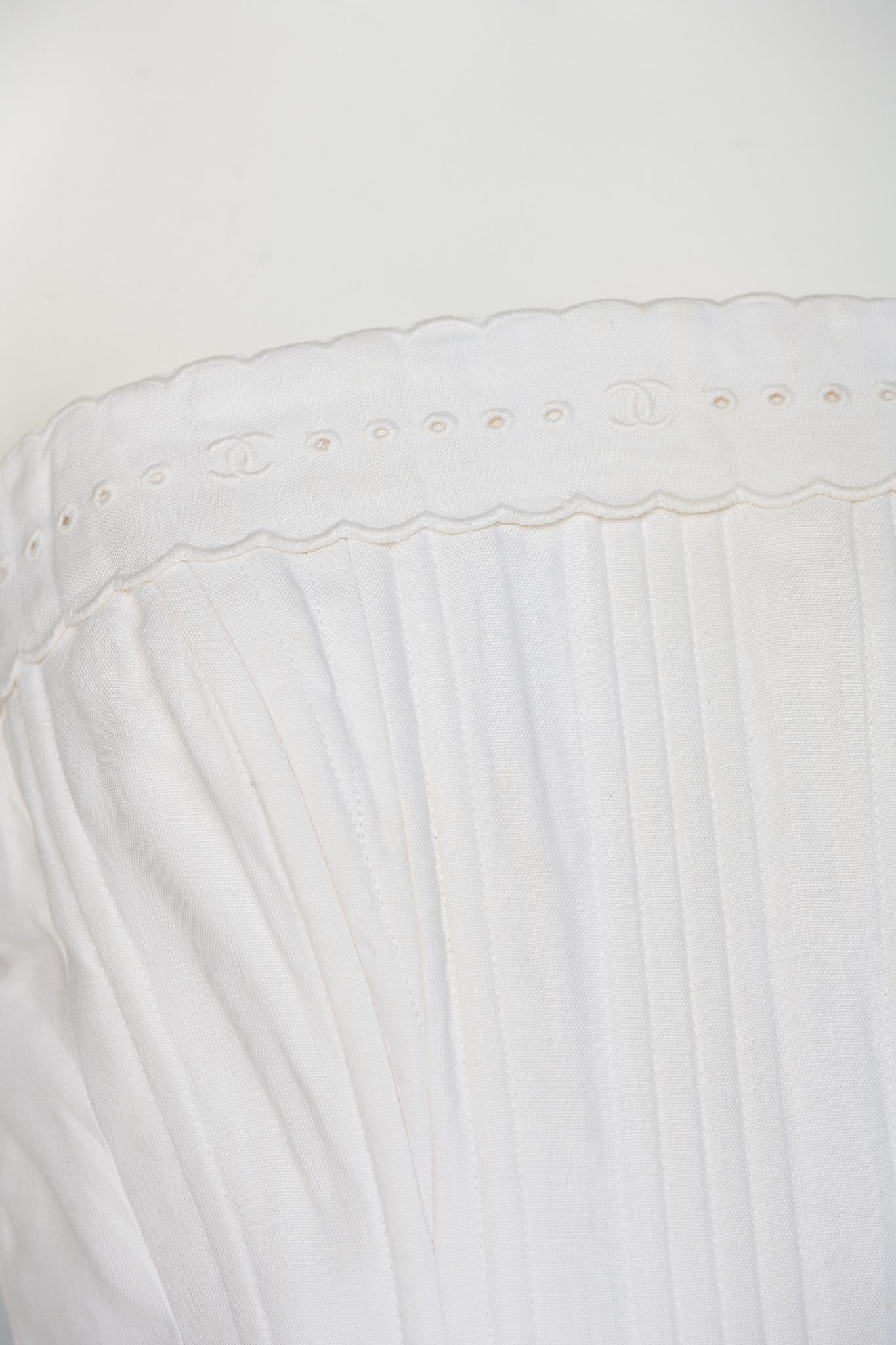 Chanel By Karl Lagerfeld Broderie Anglaise CC Logo Cotton Corset Top, SS1993 en venta 1