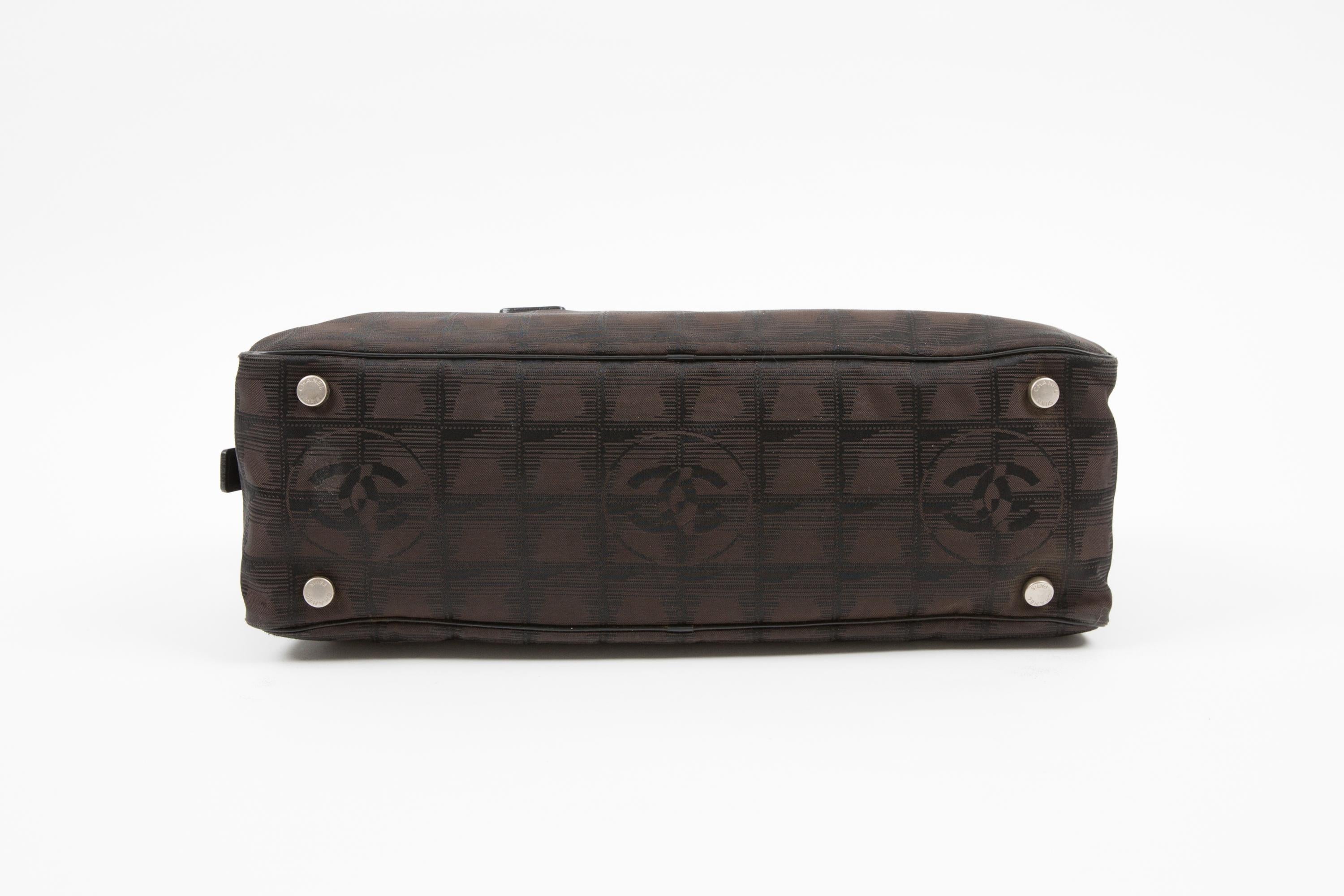 Chanel by Karl Lagerfeld Braune Nylon-Schulterhandtasche im Zustand „Gut“ im Angebot in Paris, FR