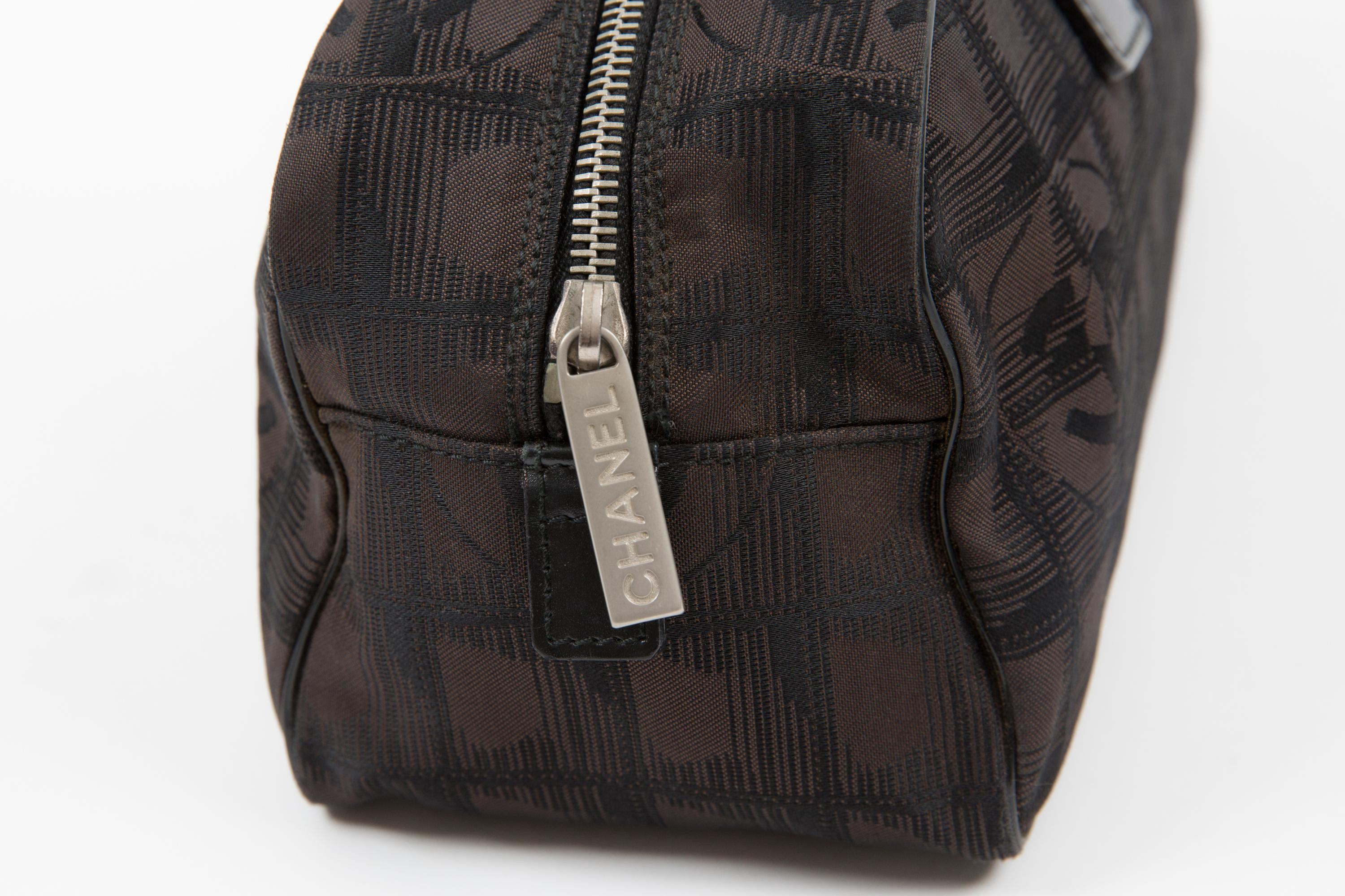 Chanel by Karl Lagerfeld Braune Nylon-Schulterhandtasche im Angebot 2