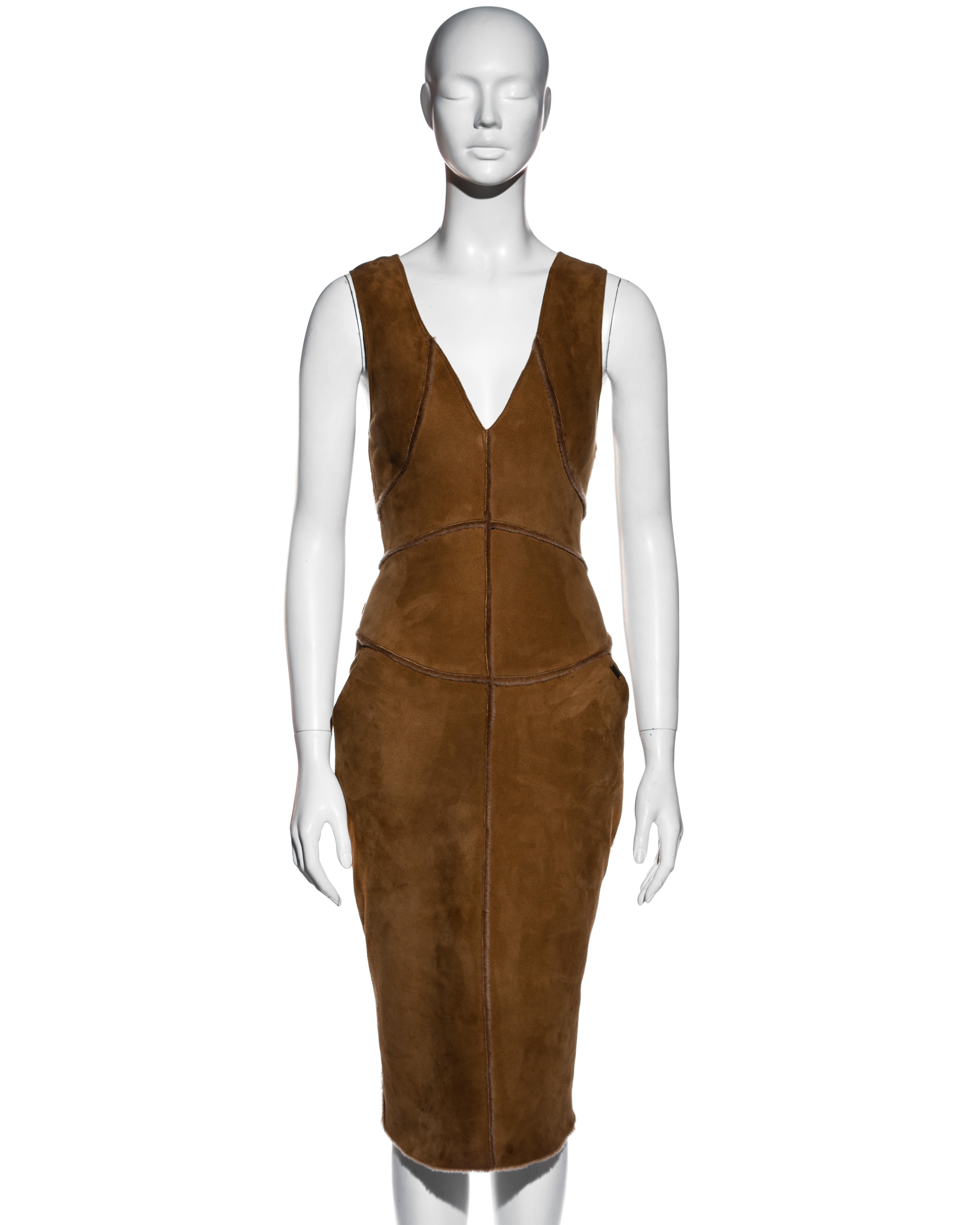 ▪ Chanel metallic brown sheepskin sheath dress 
▪ Designed by Karl Lagerfeld  
▪ V-neck 
▪ 2 front pockets 
▪ Top stitch seams with raw edge  
▪ Curved seaming accentuates the waist 
▪ Zipper down centre back  
▪ IT 42 - FR 38 - UK 10 - US 6
▪