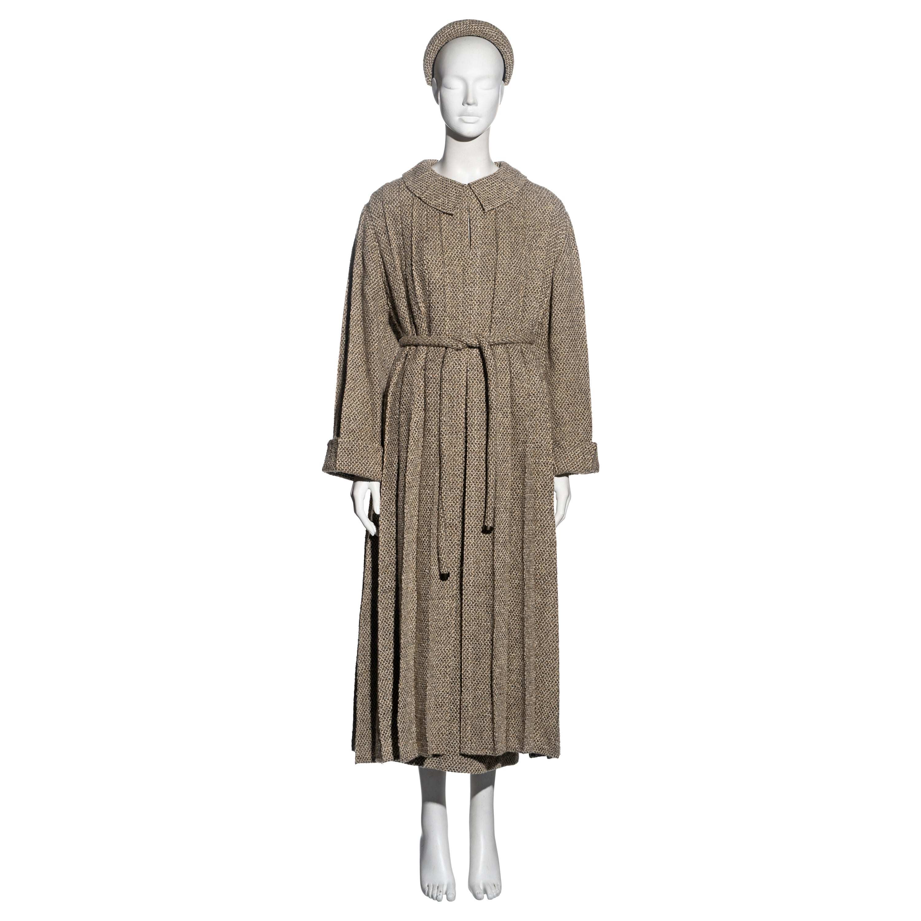 Chanel by Karl Lagerfeld Conjunto de abrigo plisado, falda y sombrero de tweed marrón, fw 1998 en venta