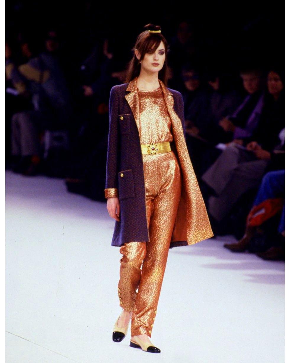 Costume 3 pièces en laine marron et lurex de soie dorée Chanel by Karl Lagerfeld, automne-hiver 1996 en vente 2