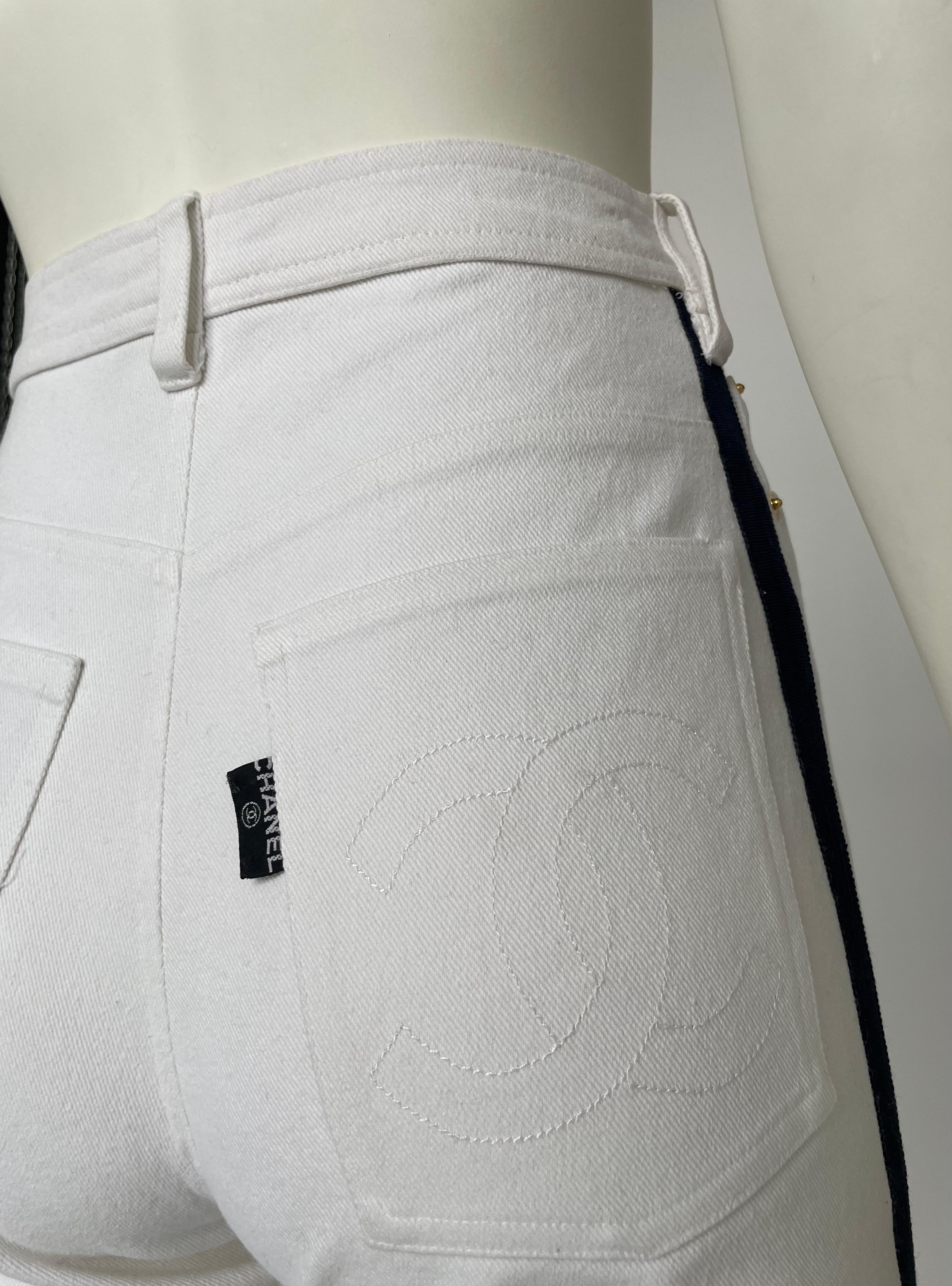 Chanel By Karl Lagerfeld Bermuda vaquera con logotipo CC, c. 1993 en venta 5