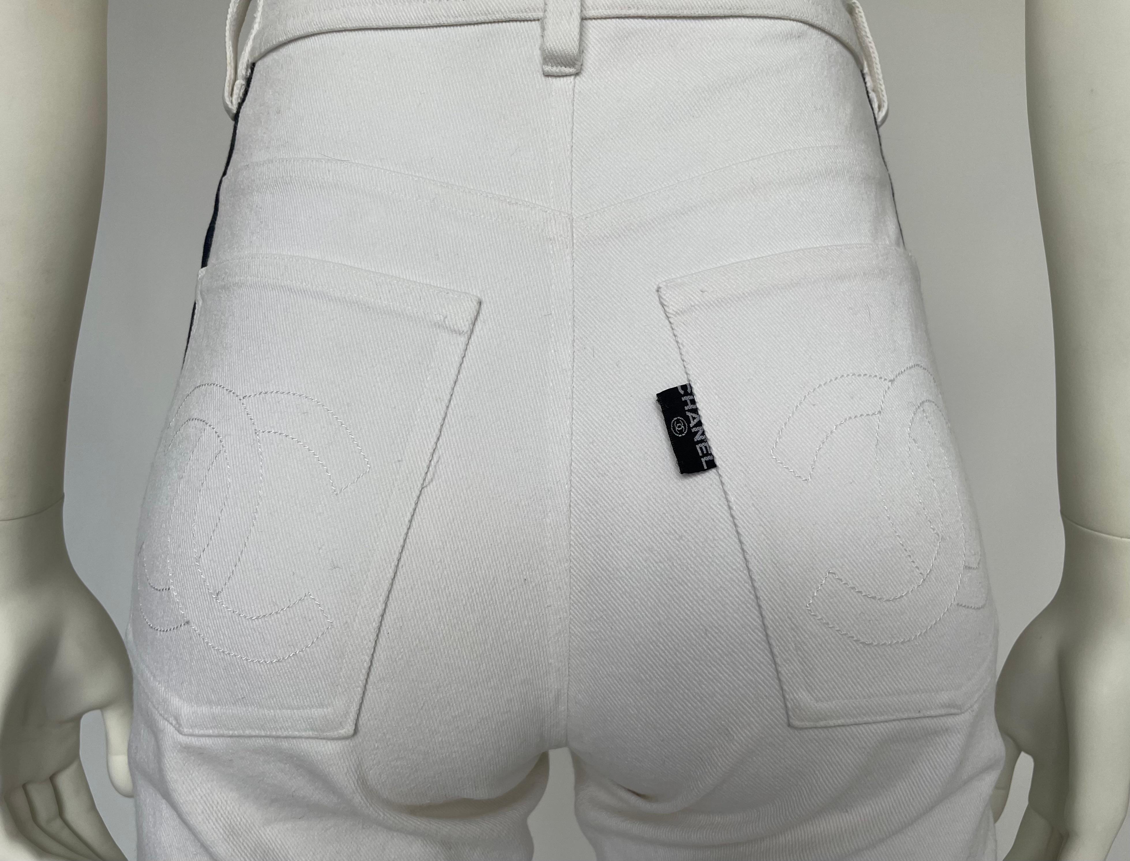 Chanel By Karl Lagerfeld Bermuda vaquera con logotipo CC, c. 1993 en venta 8