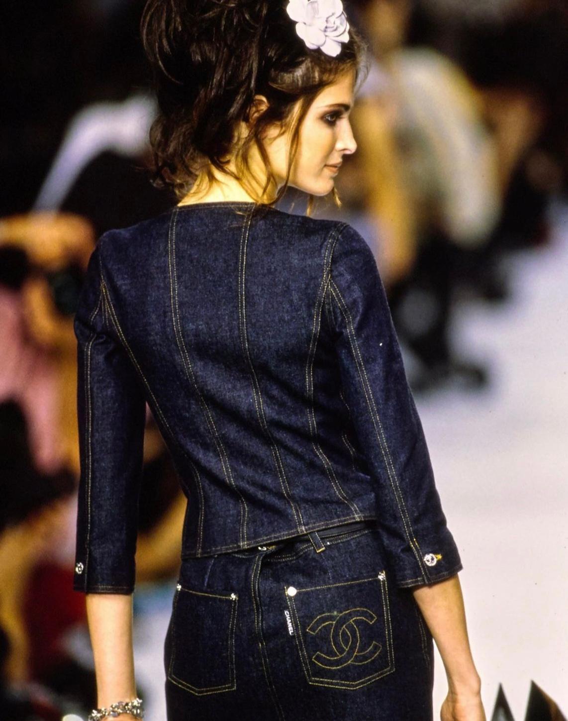 Bermuda en denim orné du logo CC de Chanel By Karl Lagerfeld, c. 1993 en vente 10