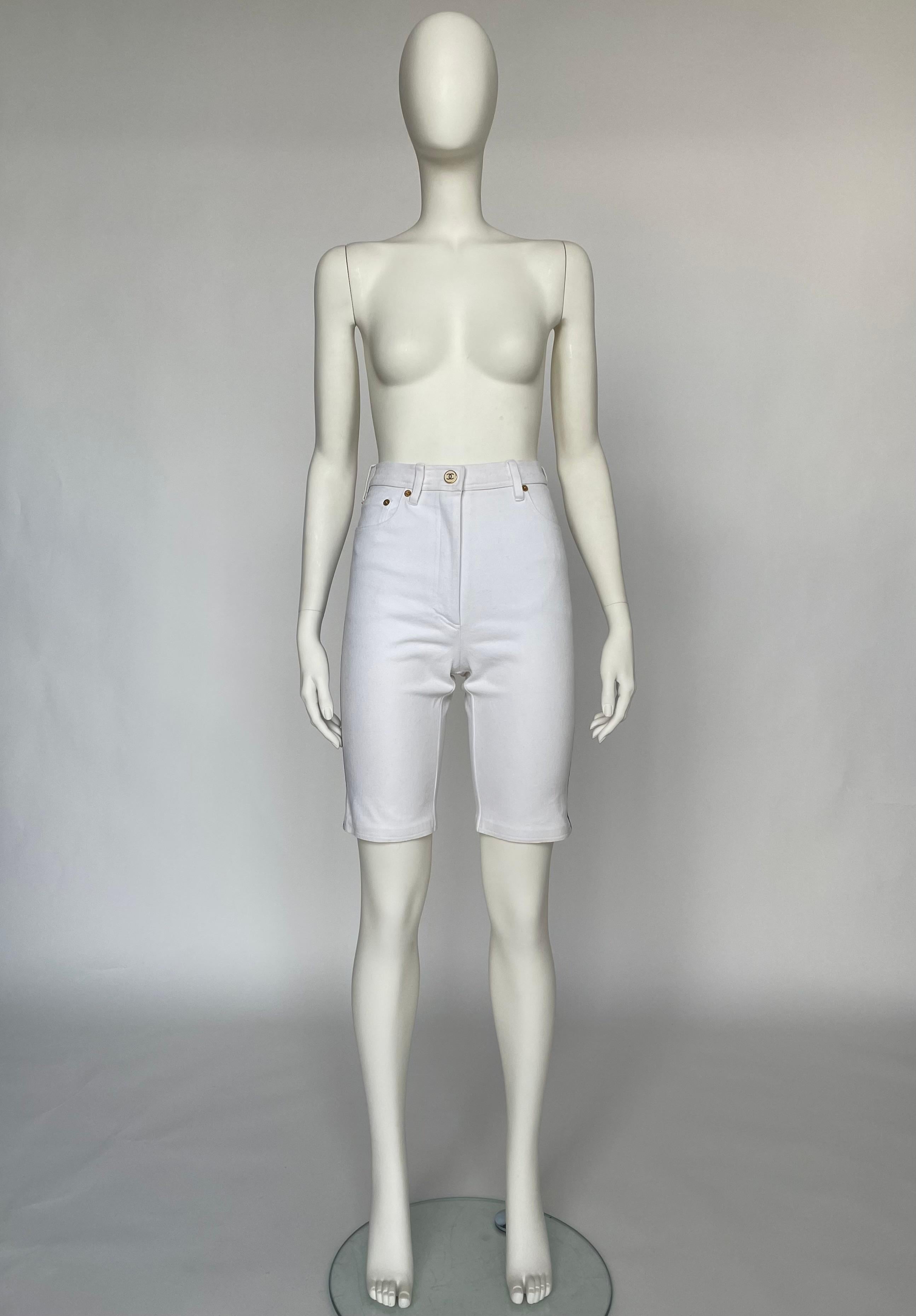 ¡Sólo Karl Lagerfeld podía hacer unos shorts vaqueros tan chulos y tan Chanel!
Confeccionados en tejido vaquero blanco (la versión en negro está disponible en otro anuncio), tienen una construcción clásica de cinco bolsillos y una forma de bermuda