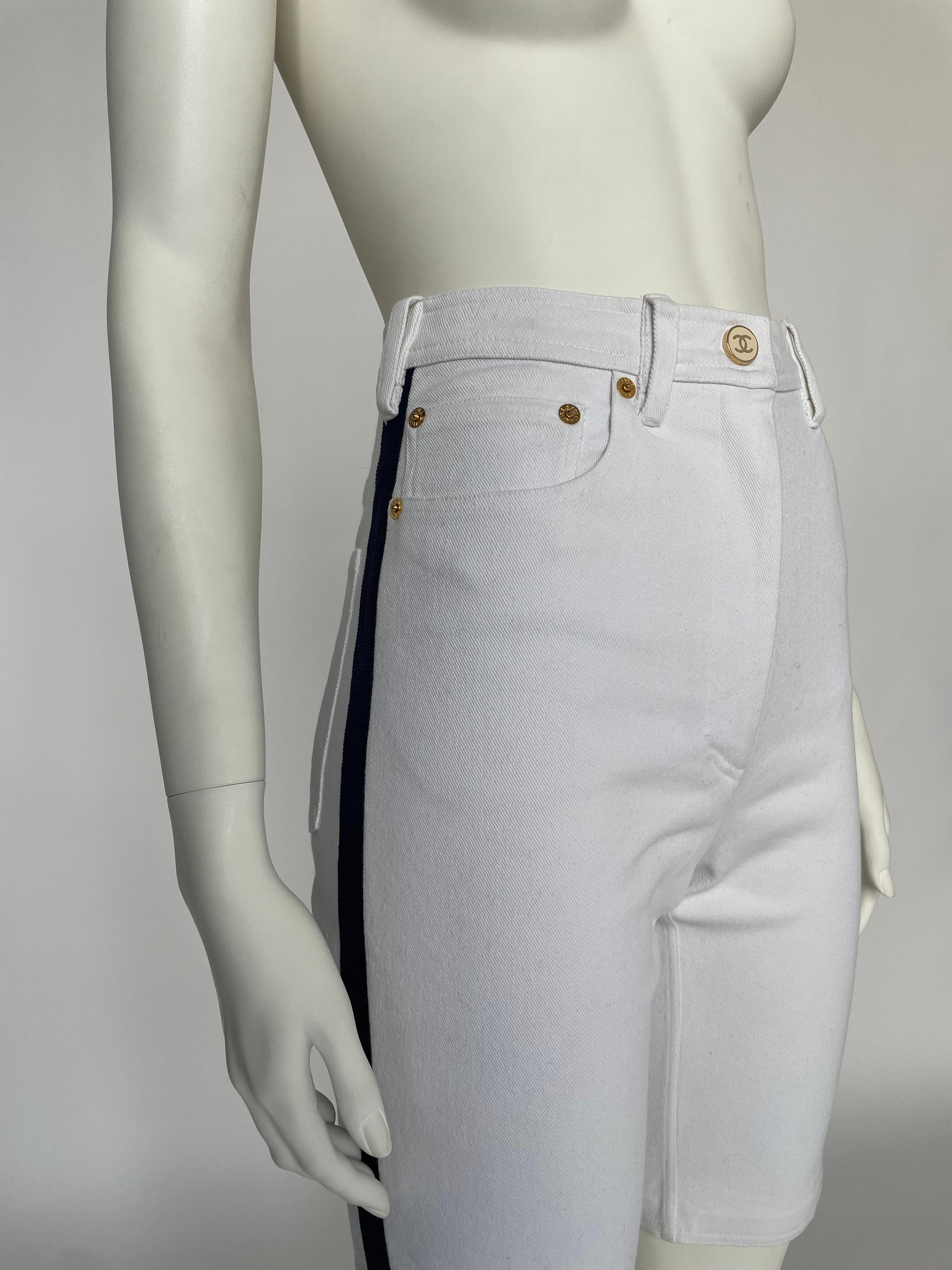 Femenino o masculino Chanel By Karl Lagerfeld Bermuda vaquera con logotipo CC, c. 1993 en venta