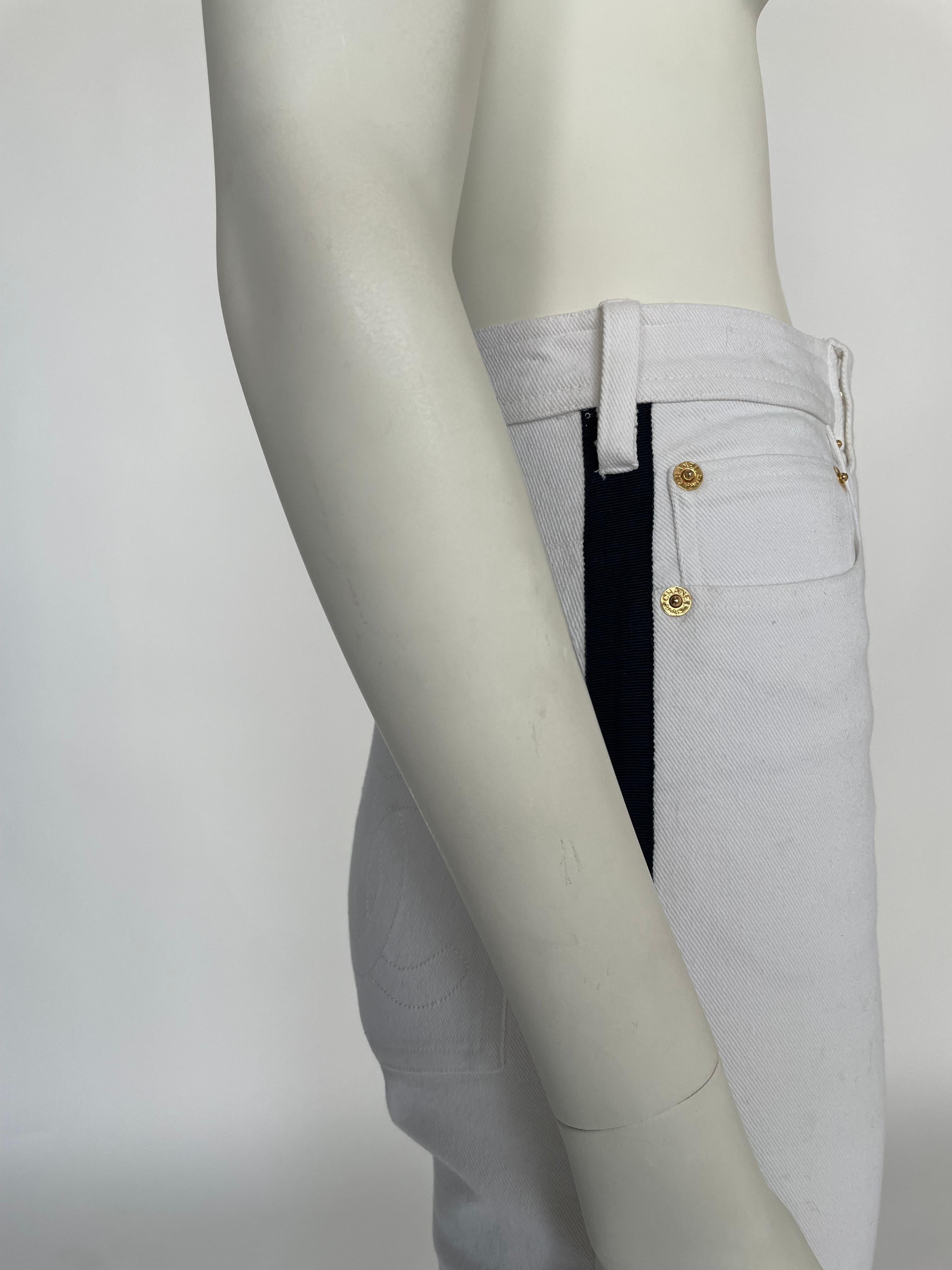 Chanel By Karl Lagerfeld Bermuda vaquera con logotipo CC, c. 1993 en venta 2