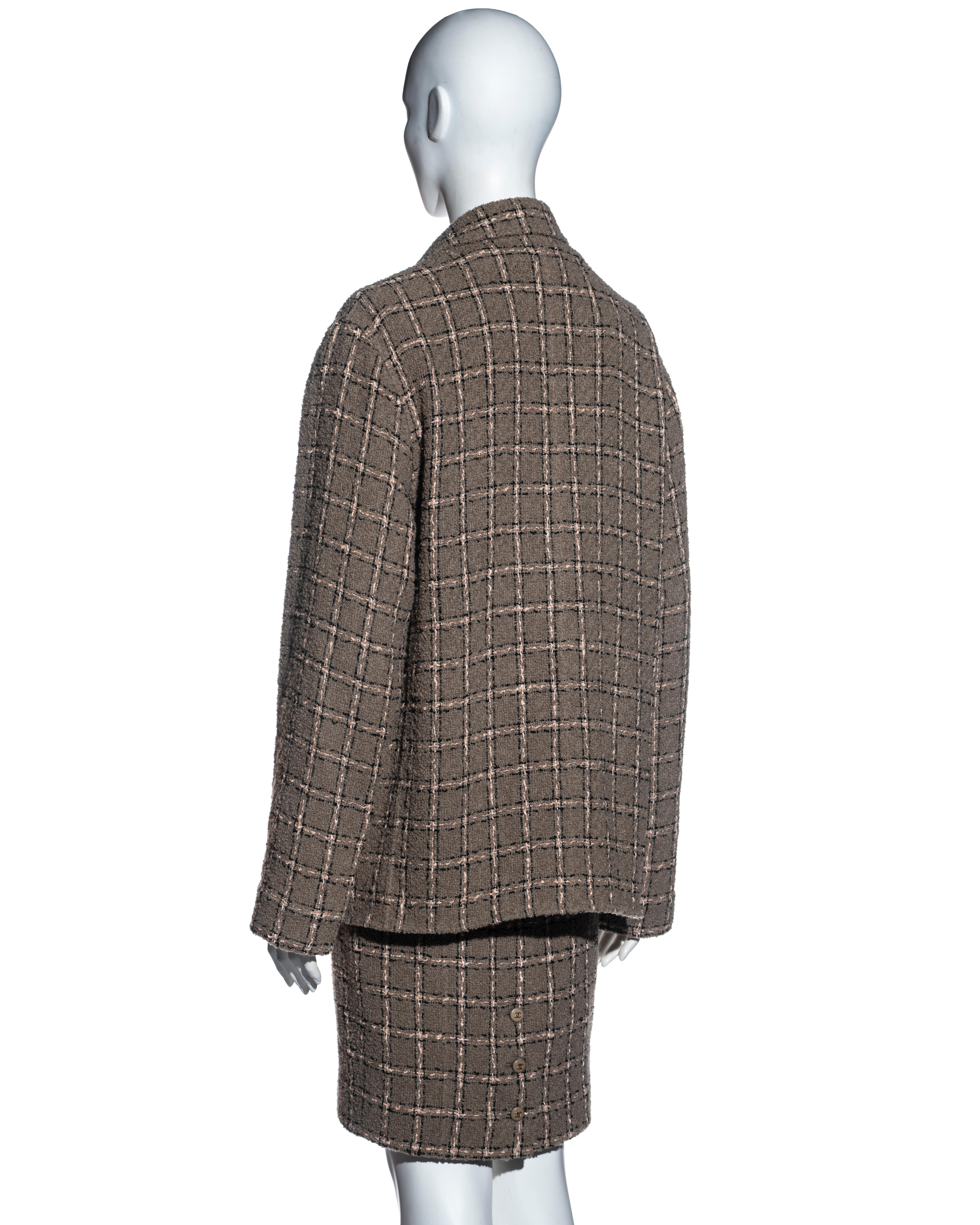 Ensemble robe et veste en laine bouclée taupe à carreaux, Chanel by Karl Lagerfeld, fw 1995 en vente 5