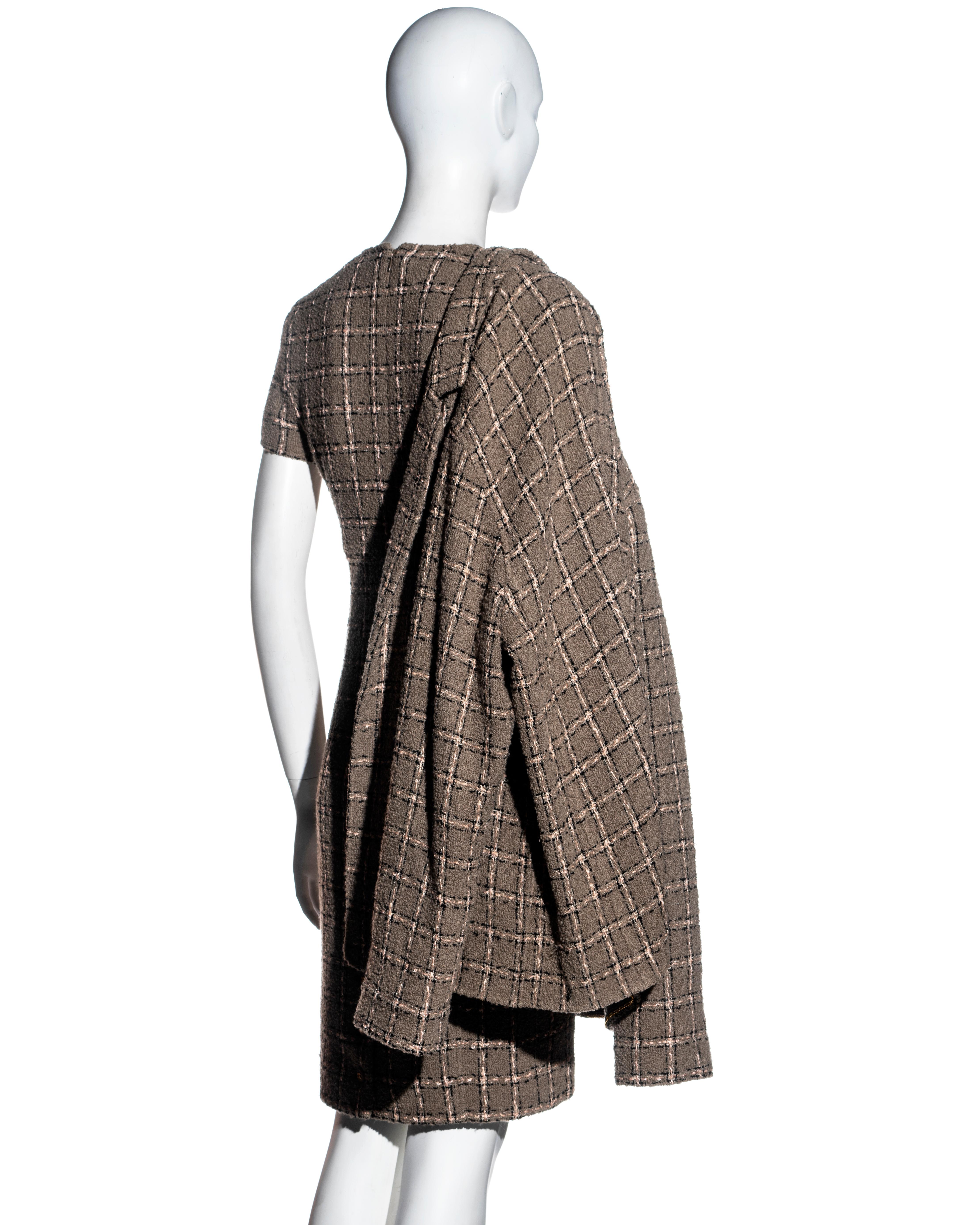 Ensemble robe et veste en laine bouclée taupe à carreaux, Chanel by Karl Lagerfeld, fw 1995 en vente 7