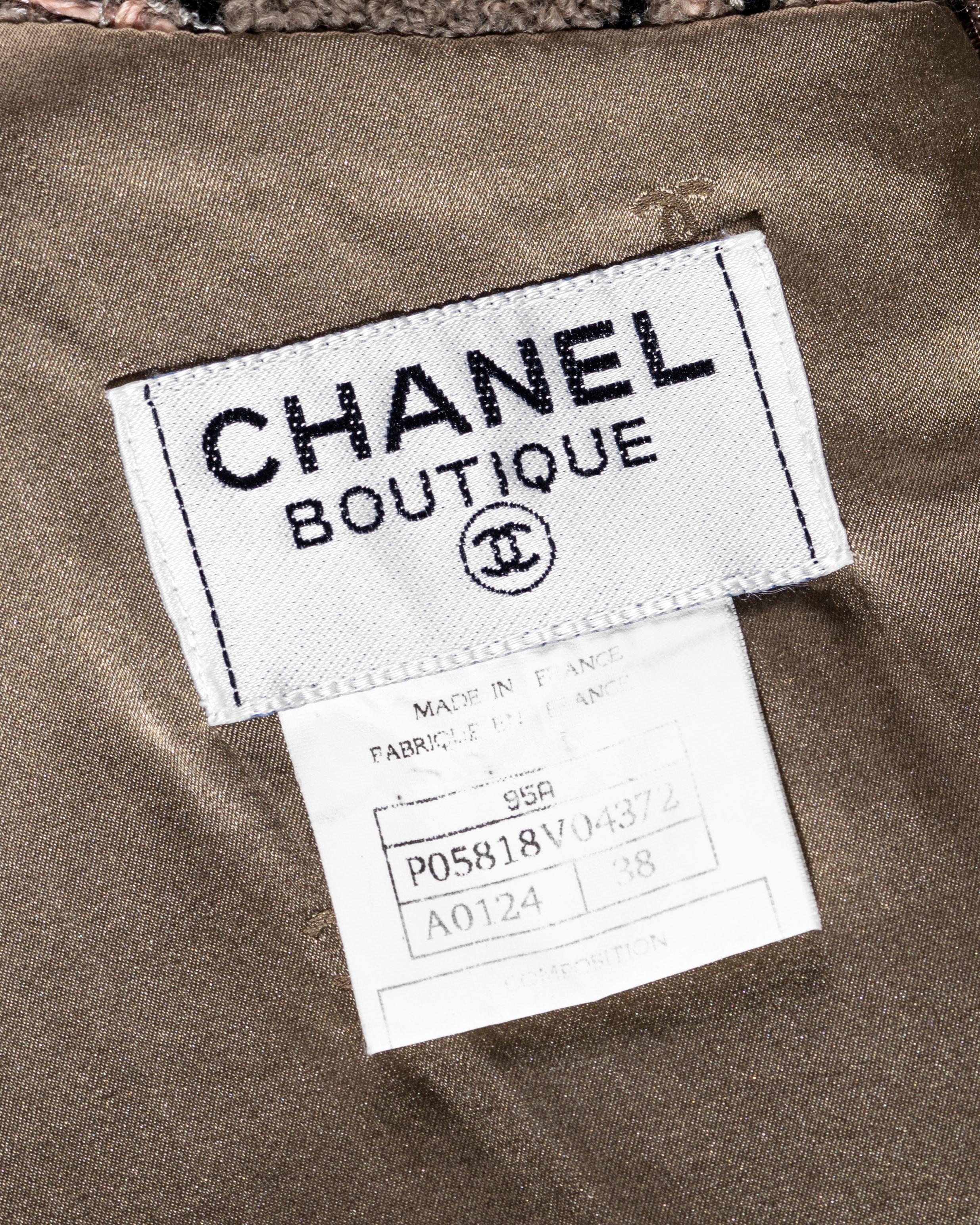 Ensemble robe et veste en laine bouclée taupe à carreaux, Chanel by Karl Lagerfeld, fw 1995 en vente 8
