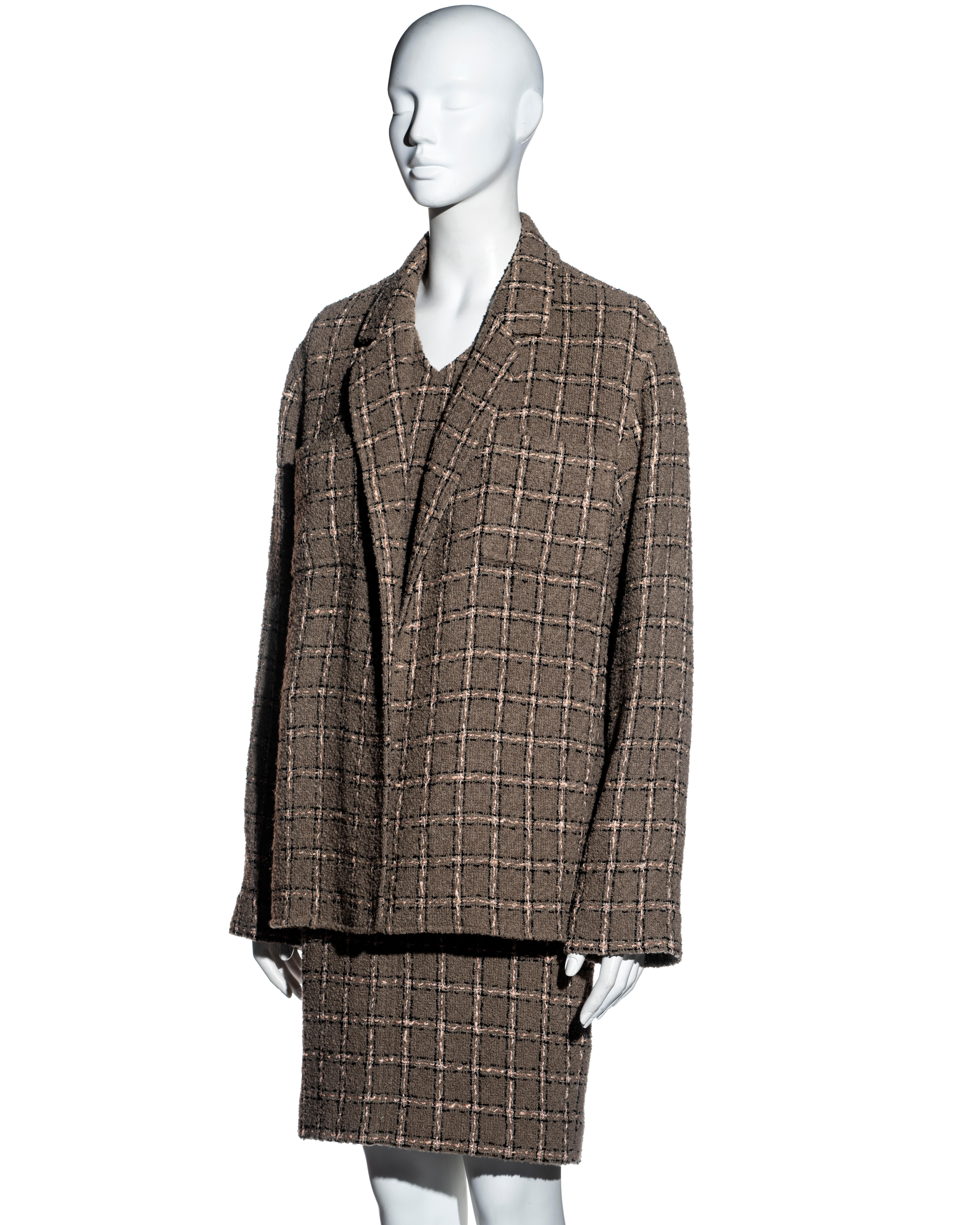 Nero Chanel by Karl Lagerfeld for Chanel, abito e giacca in lana bouclé color taupe a quadretti, primavera 1995