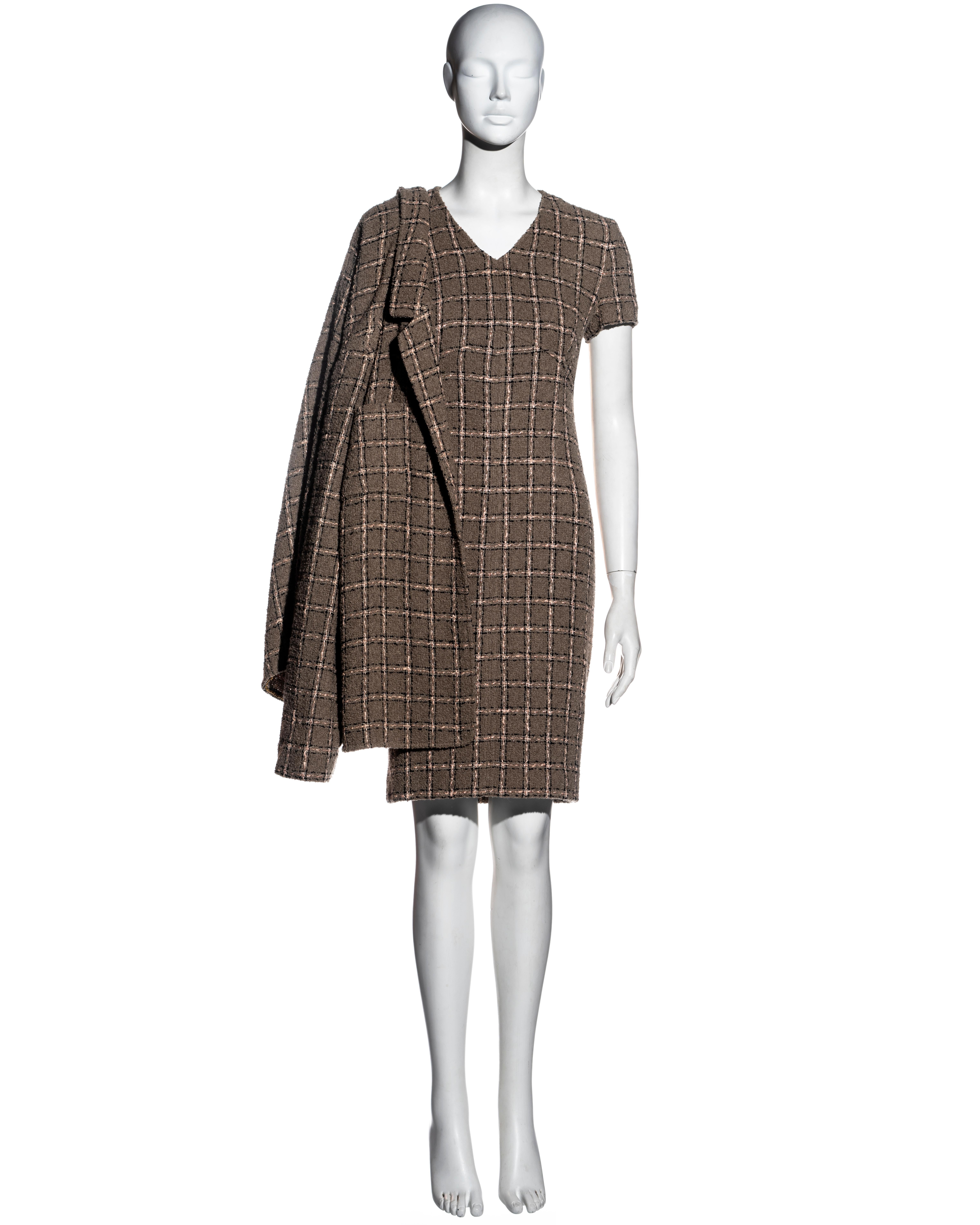 Ensemble robe et veste en laine bouclée taupe à carreaux, Chanel by Karl Lagerfeld, fw 1995 Pour femmes en vente