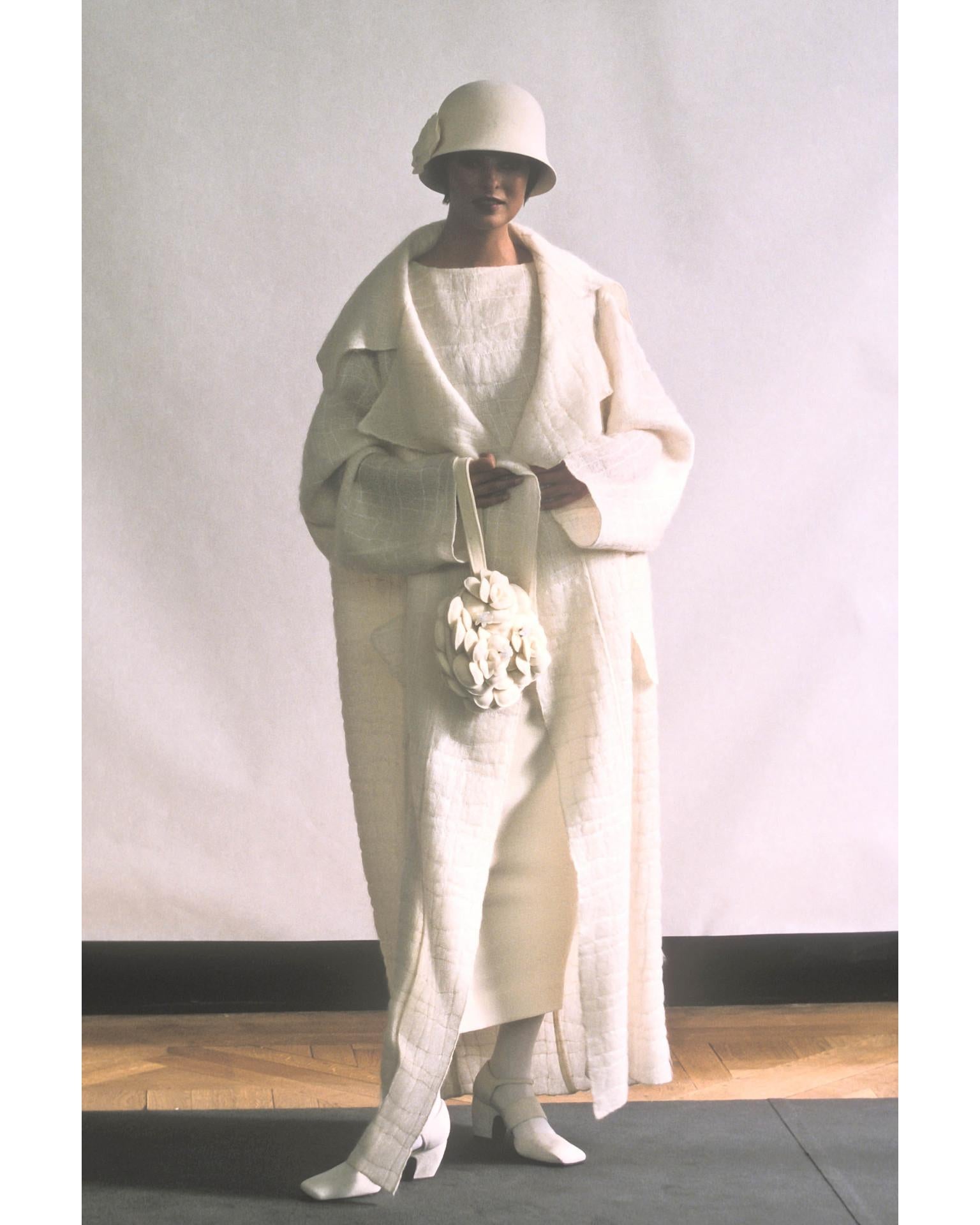 Beige Ensemble manteau et robe en laine mohair crème Chanel par Karl Lagerfeld, A/H 1998 en vente