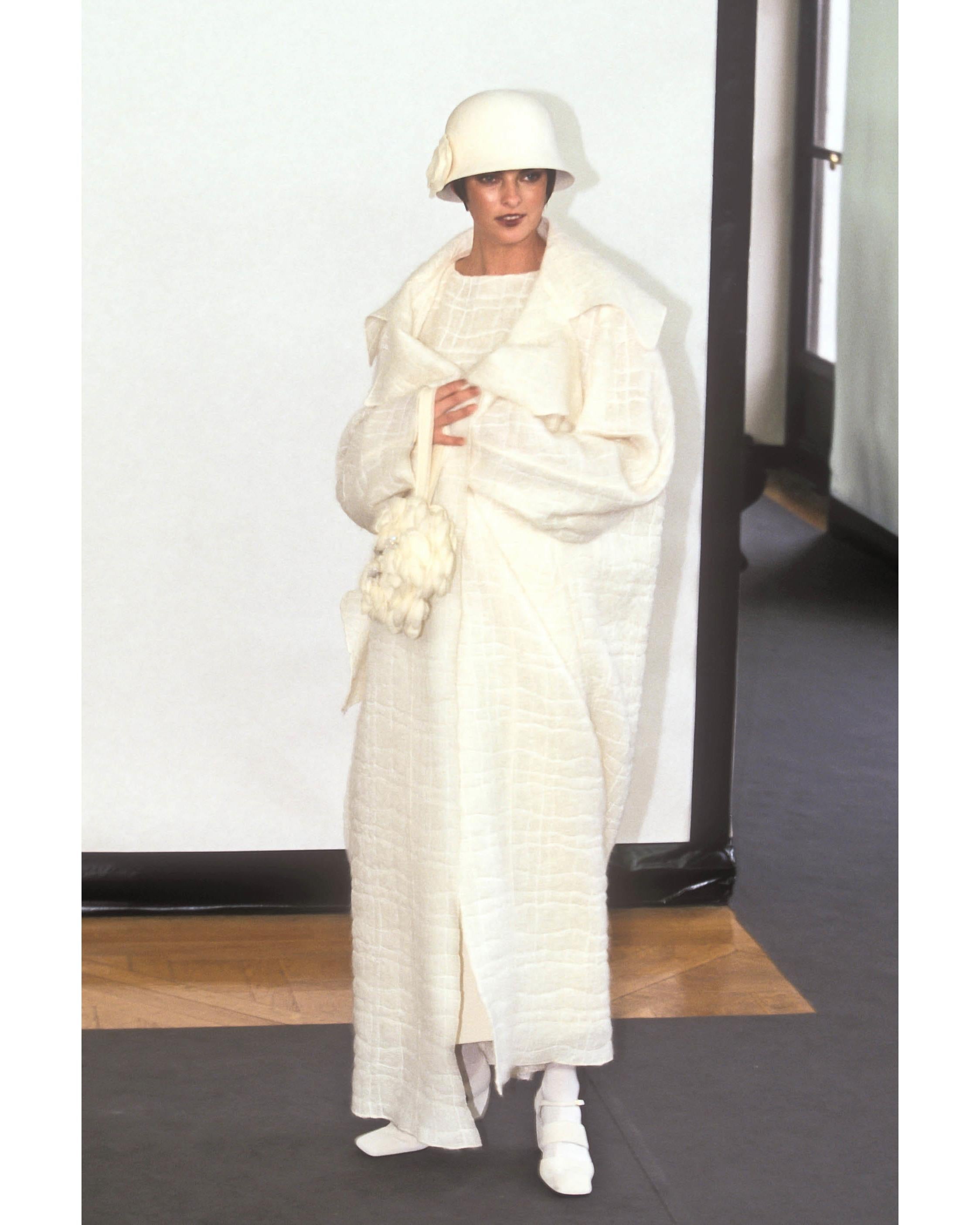 Ensemble manteau et robe en laine mohair crème Chanel par Karl Lagerfeld, A/H 1998 Pour femmes en vente