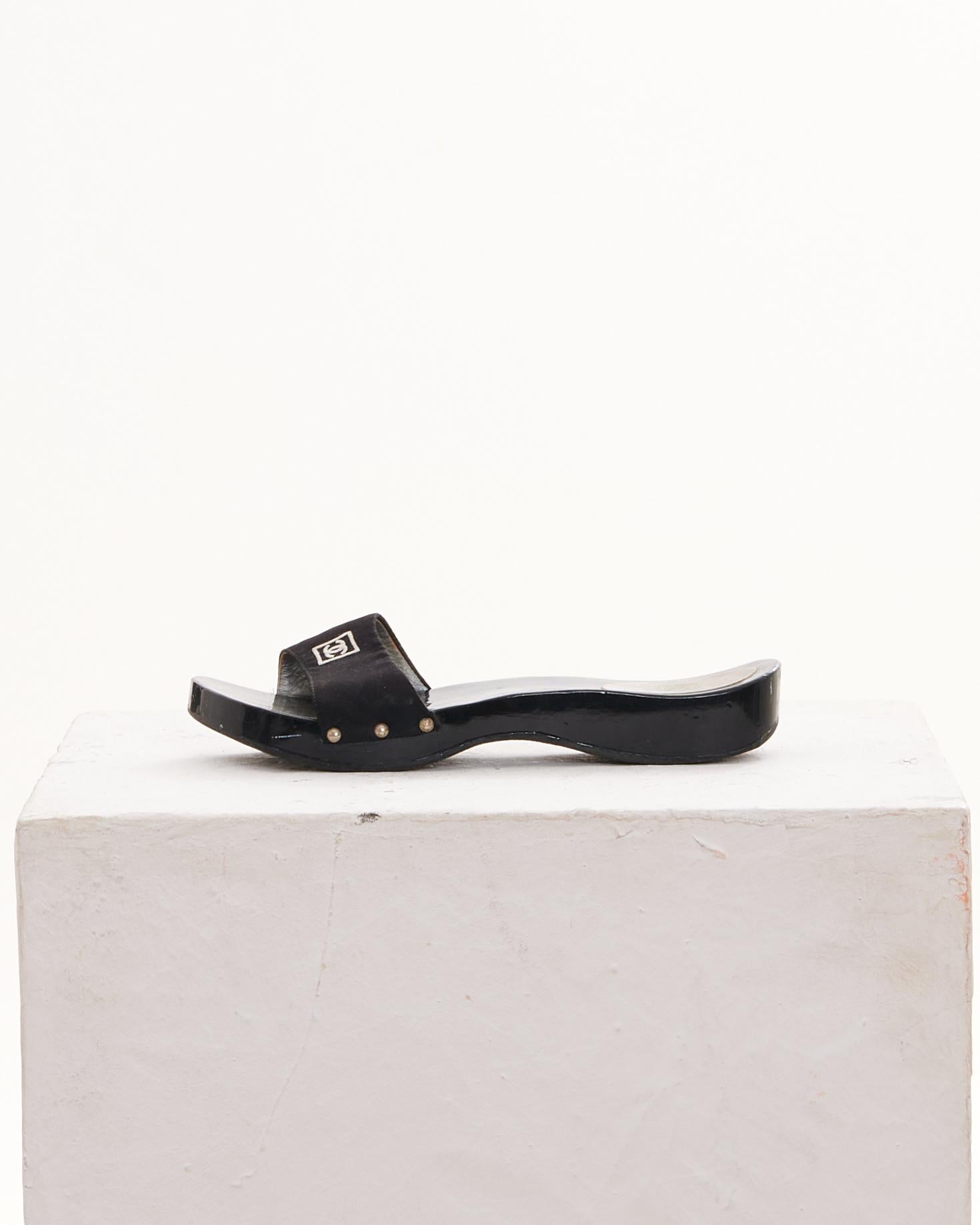 - Diseñado por Karl Lagerfeld
- Vendido por Skof.Archive
- Colección Crucero 2004
- Plataforma deslizante 
- Logotipo CC entrelazado 
- Correa de algodón negro 
- Fabricado en Francia 
- Excelentes condiciones 
- Este modelo suele ser estrecho y va