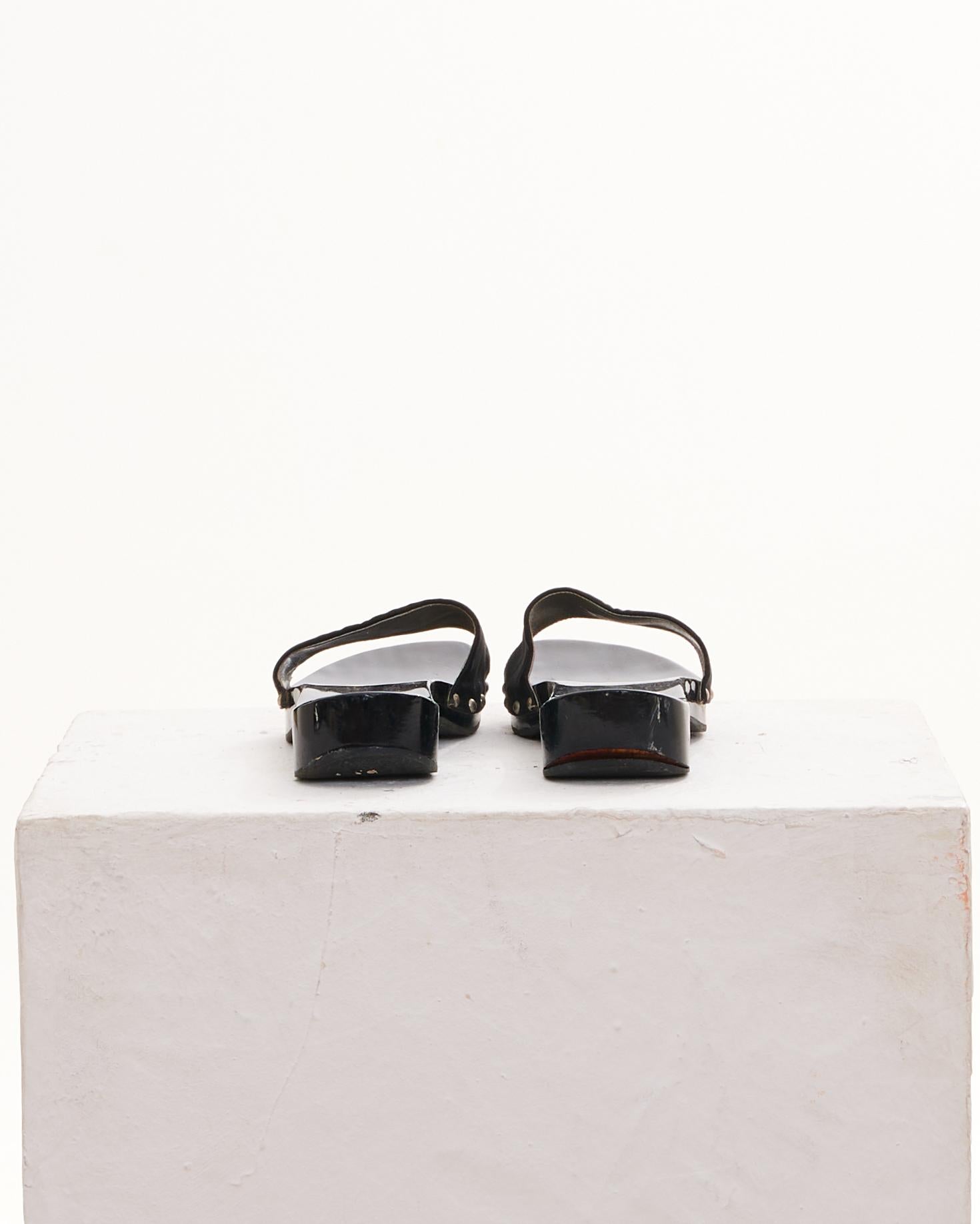 Chanel by Karl Lagerfeld Cruise 2004 Sandalias negras con logotipo CC entrelazado Black en venta