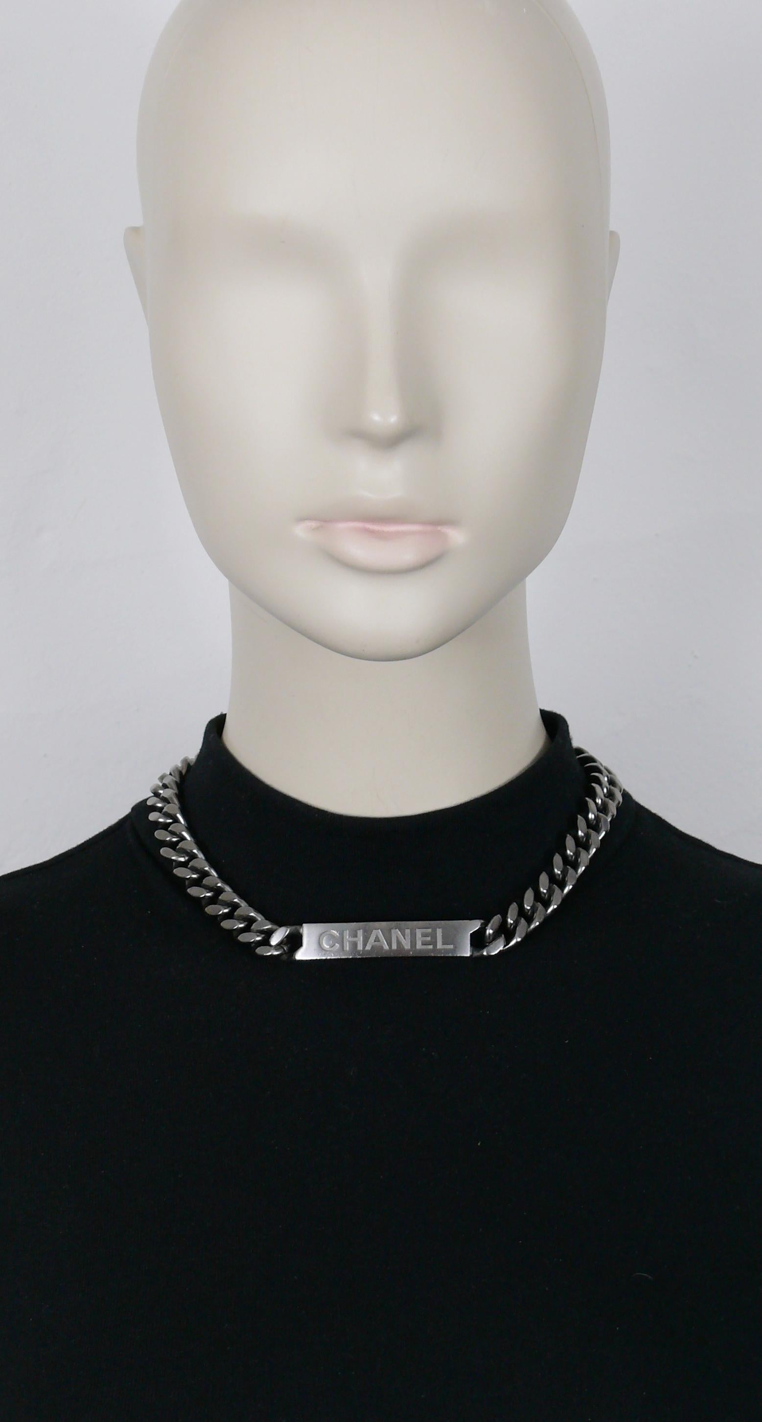 Le collier CHANEL by KARL LAGERFELD est composé d'une chaîne à maillons en ruthénium, d'une étiquette d'identification estampillée CHANEL.

Fermeture par un fermoir en forme de homard.

Marque au laser CHANEL B15 P Fabriqué en Italie.

Mesures