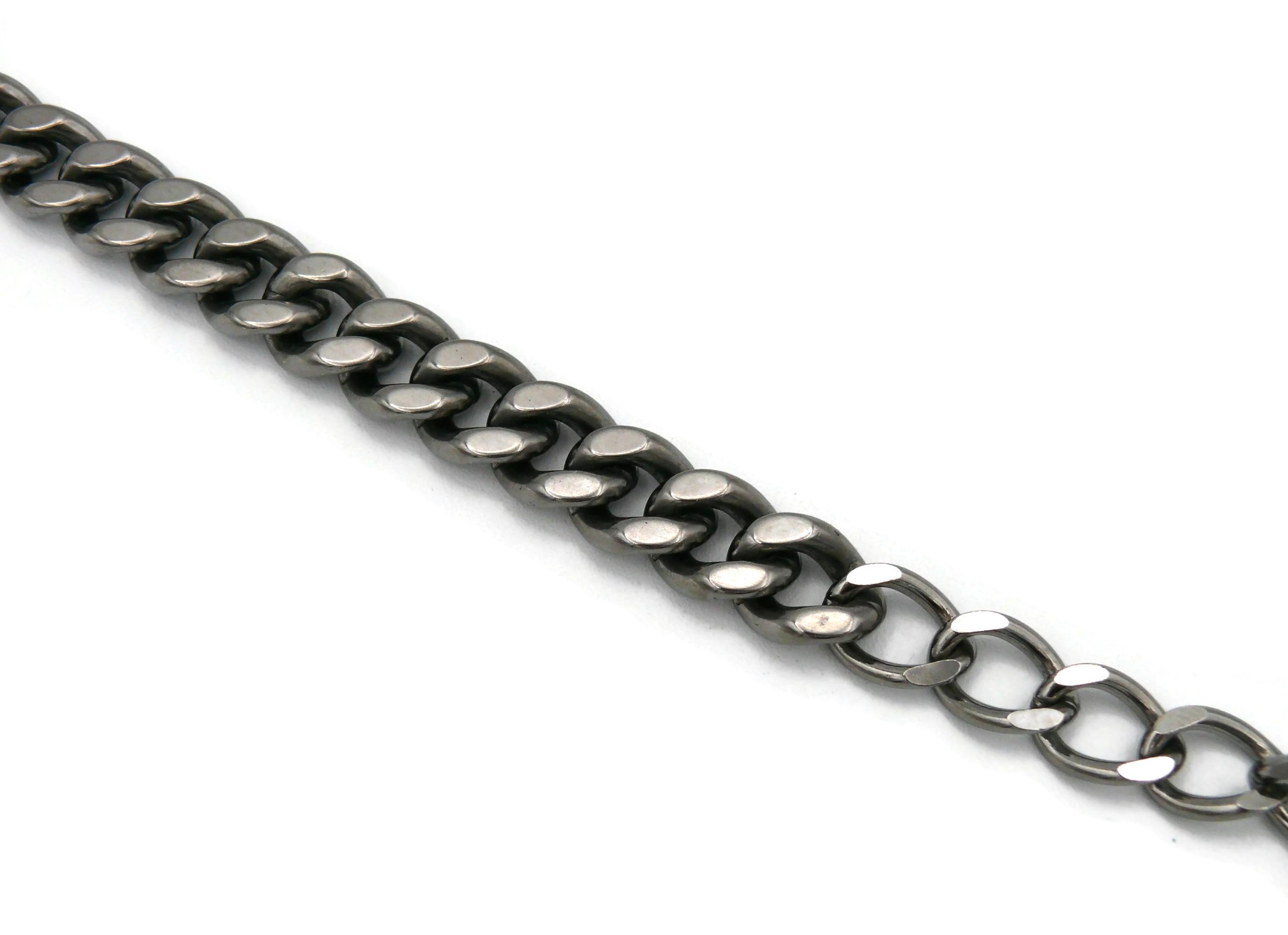 CHANEL par KARL LAGERFELD Collier à maillons bouclés avec logo et étiquette, printemps 2015 en vente 4