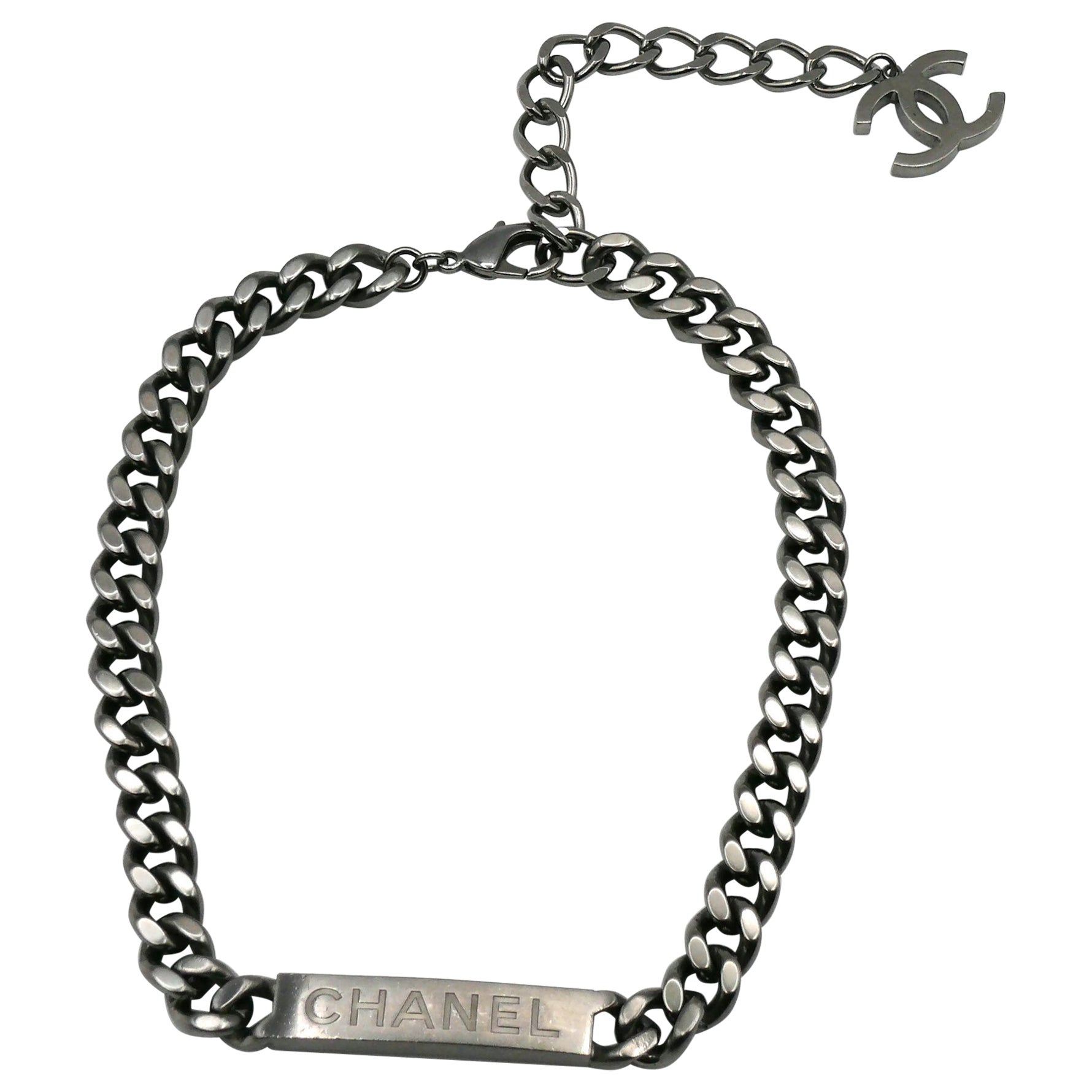 CHANEL par KARL LAGERFELD Collier à maillons bouclés avec logo et étiquette, printemps 2015 en vente