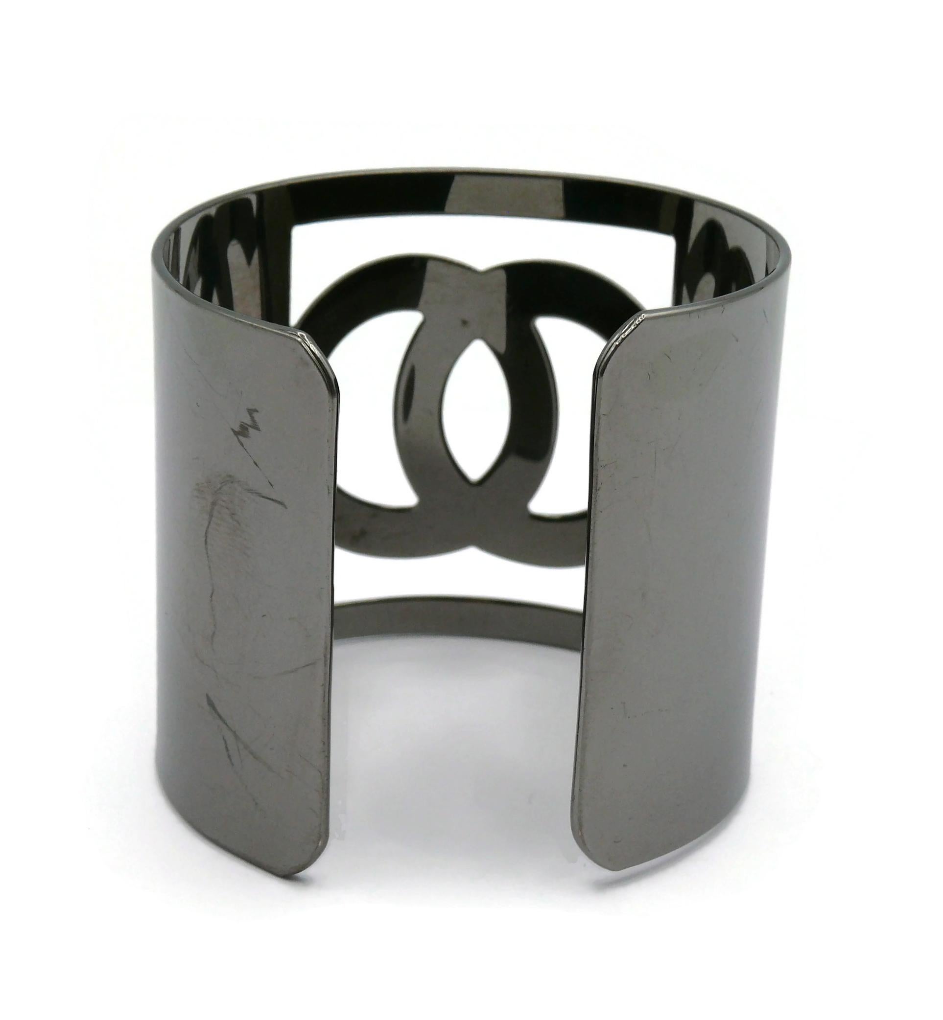 CHANEL by KARL LAGERFELD Cut-Out CC Logo Ruthenium Cuff Bracelet, Autumn 2006 In Good Condition For Sale In Nice, FR