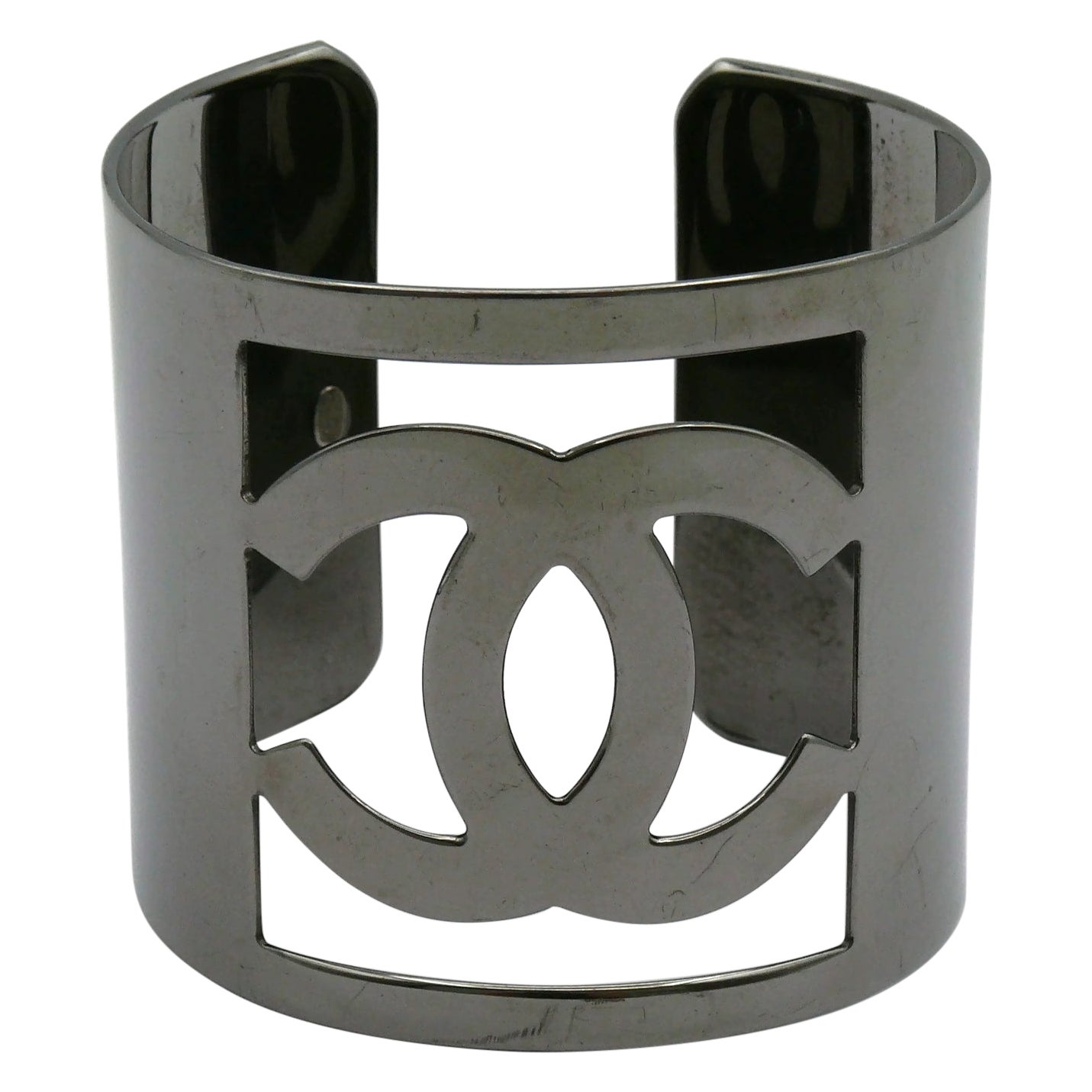 CHANEL par KARL LAGERFELD Bracelet manchette en ruthénium avec logo CC découpé, automne 2006