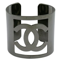 Bracciale CHANEL by Karl Lagerfeld for Chanel con logo CC ritagliato in rutenio, autunno 2006