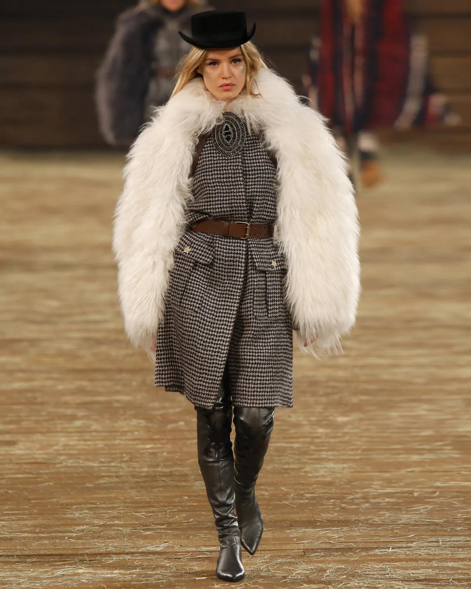 Chanel by Karl Lagerfeld Dallas Shearling Sleeves, Métiers d'Art show 2014 2