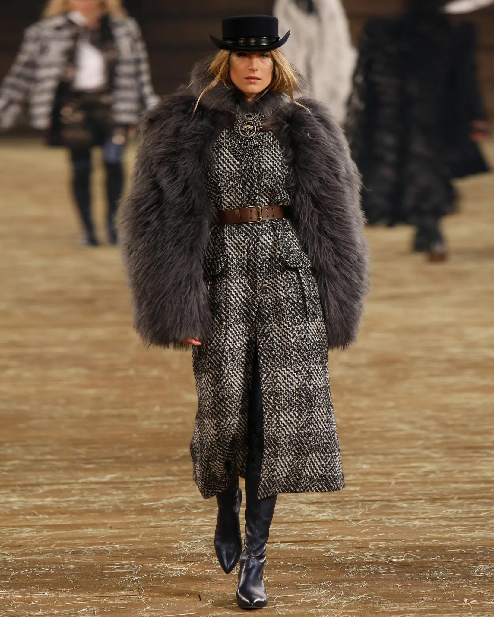 Chanel by Karl Lagerfeld Dallas Shearling Sleeves, Métiers d'Art show 2014 3