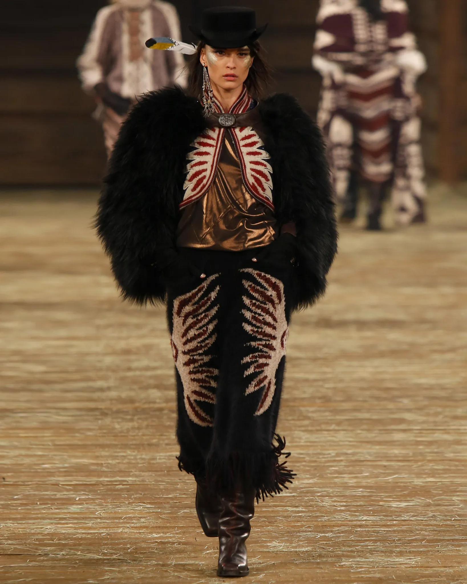 Chanel by Karl Lagerfeld Dallas Shearling Sleeves, Métiers d'Art show 2014 4