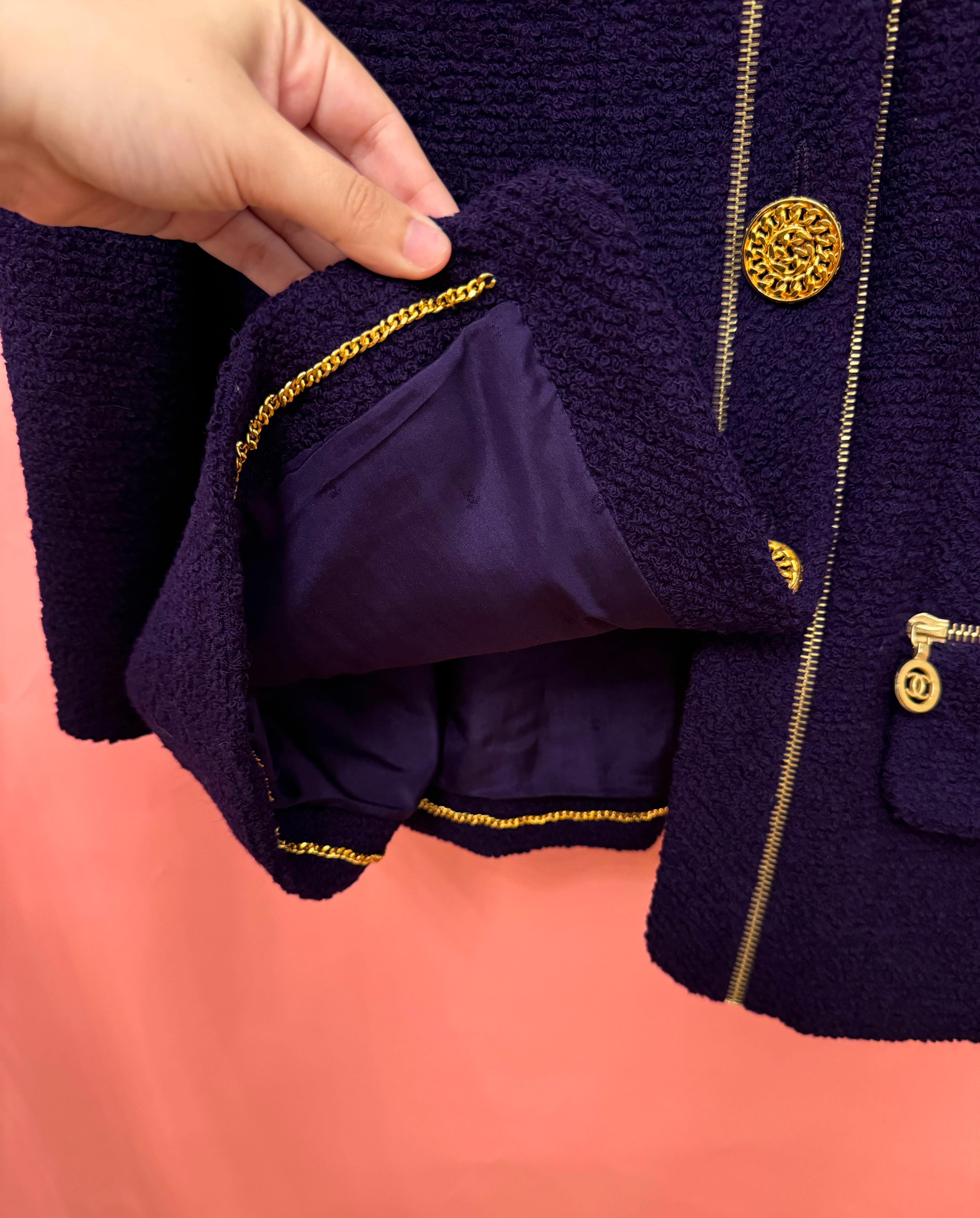 Chanel by Karl Lagerfeld F/W 1992 chaqueta de tweed morada logomanía en venta 5