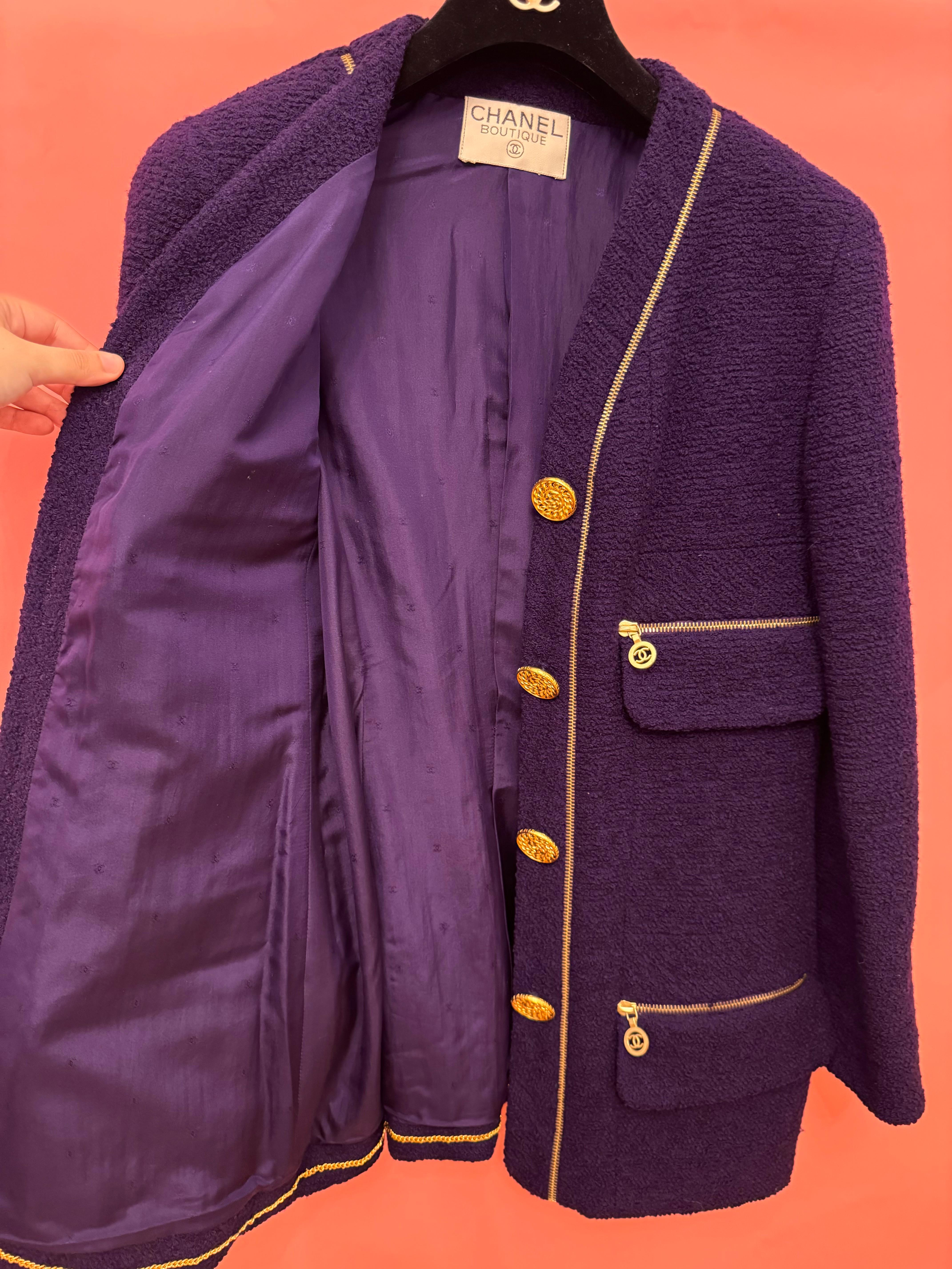 Chanel by Karl Lagerfeld F/W 1992 chaqueta de tweed morada logomanía en venta 6