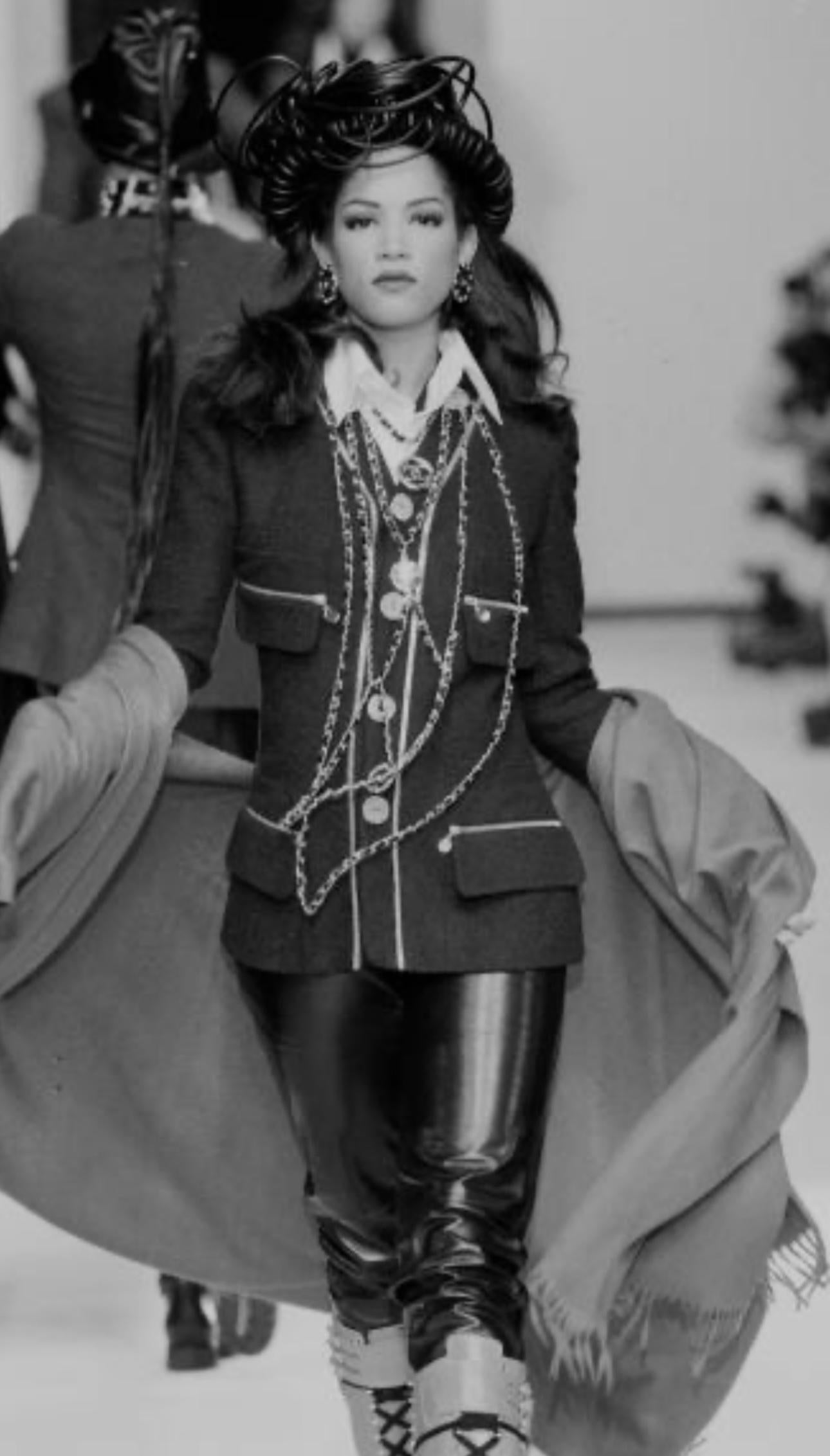Chanel by Karl Lagerfeld F/W 1992 chaqueta de tweed morada logomanía en venta 7