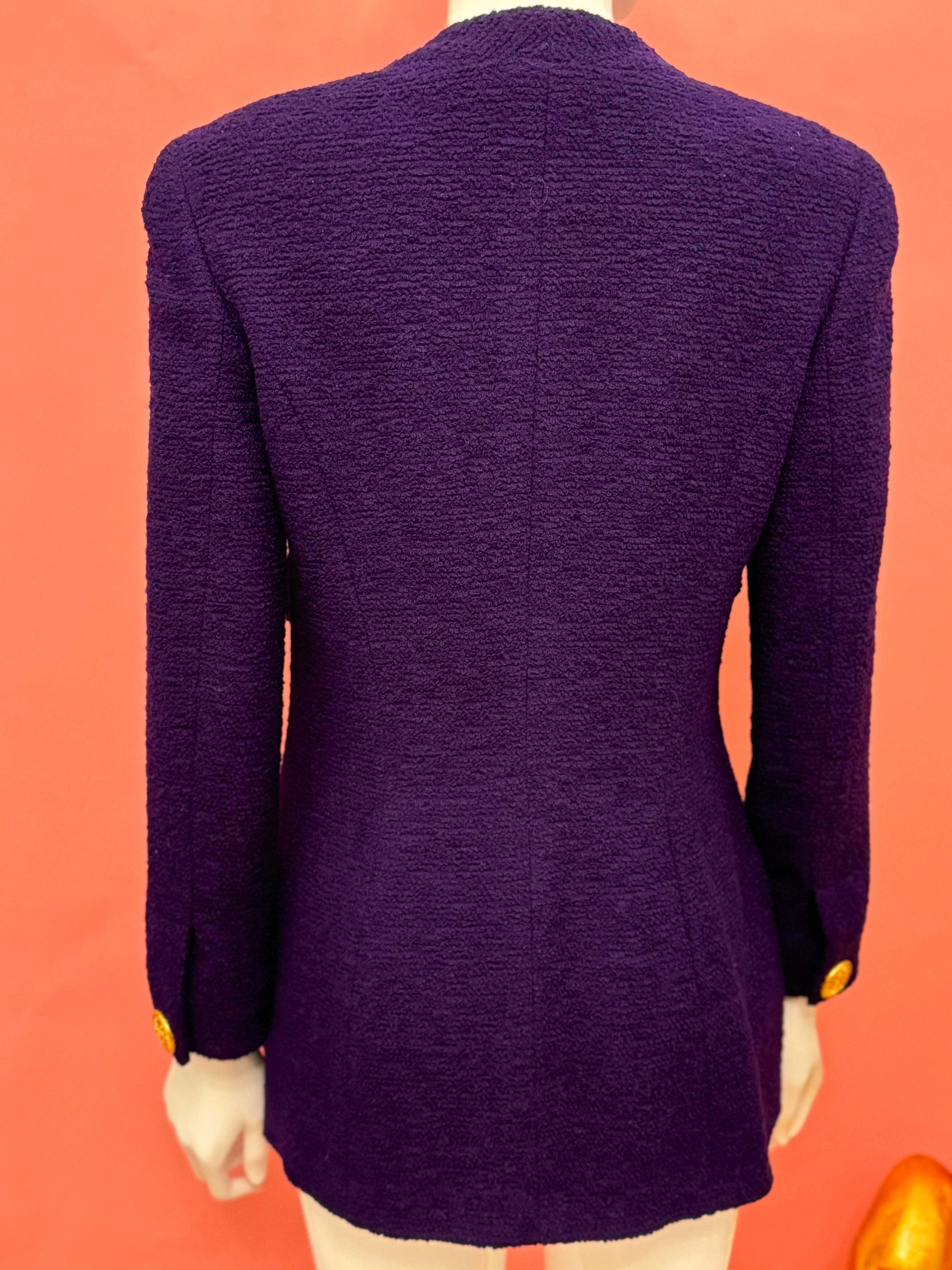 Chanel by Karl Lagerfeld F/W 1992 chaqueta de tweed morada logomanía en venta 8
