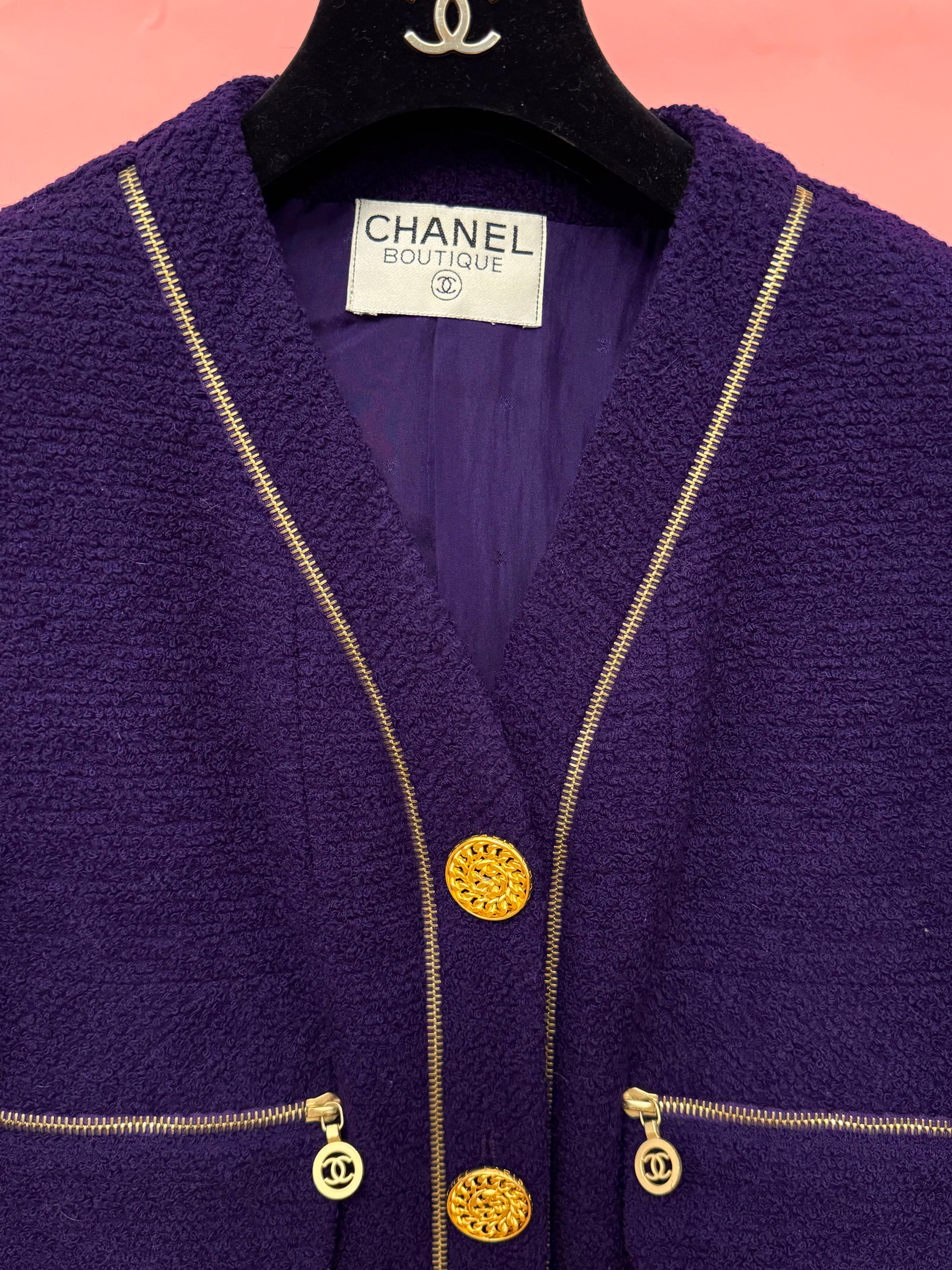 Chanel by Karl Lagerfeld F/W 1992 chaqueta de tweed morada logomanía en venta 9