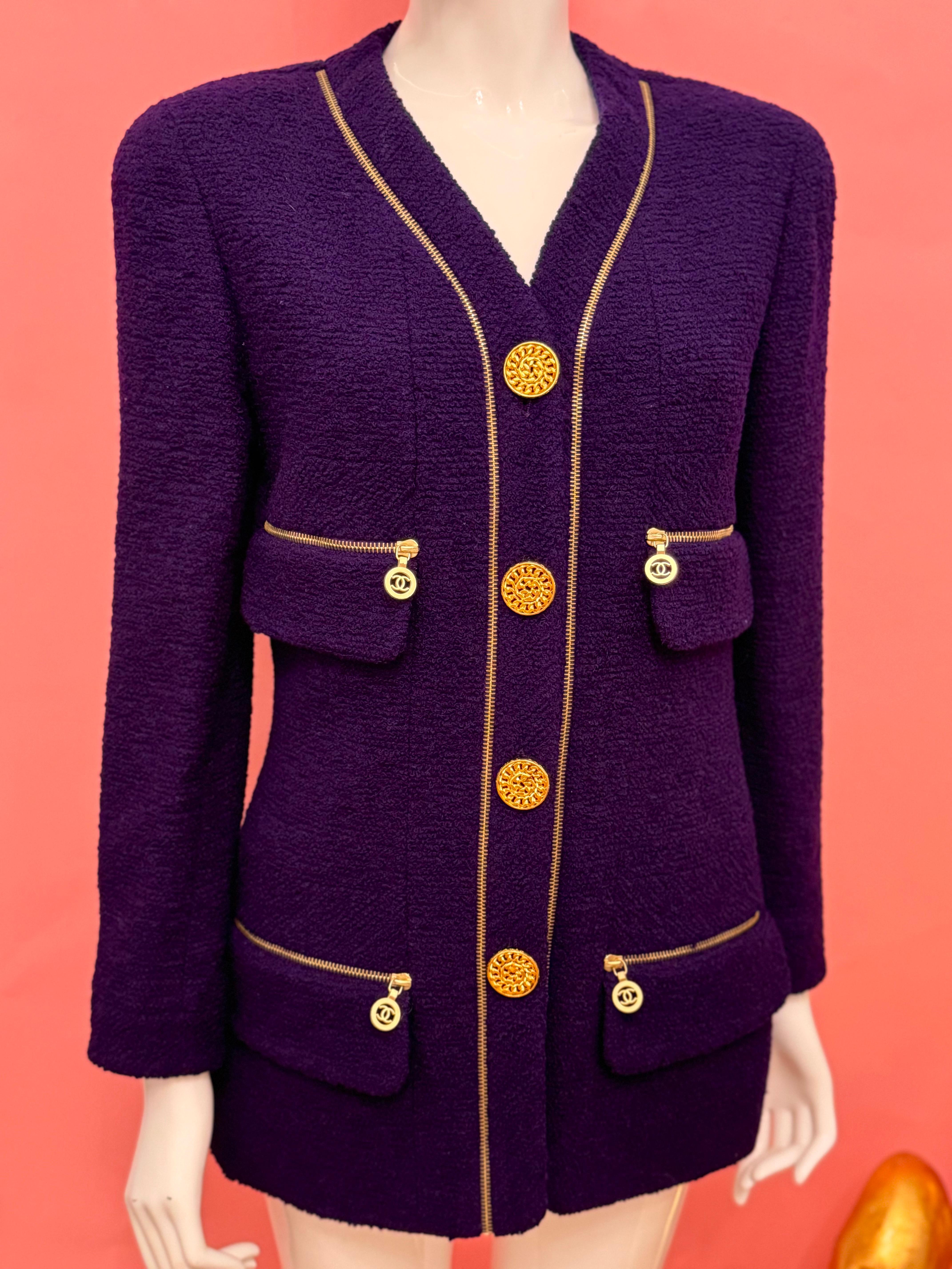 Chanel by Karl Lagerfeld F/W 1992 chaqueta de tweed morada logomanía en venta 10