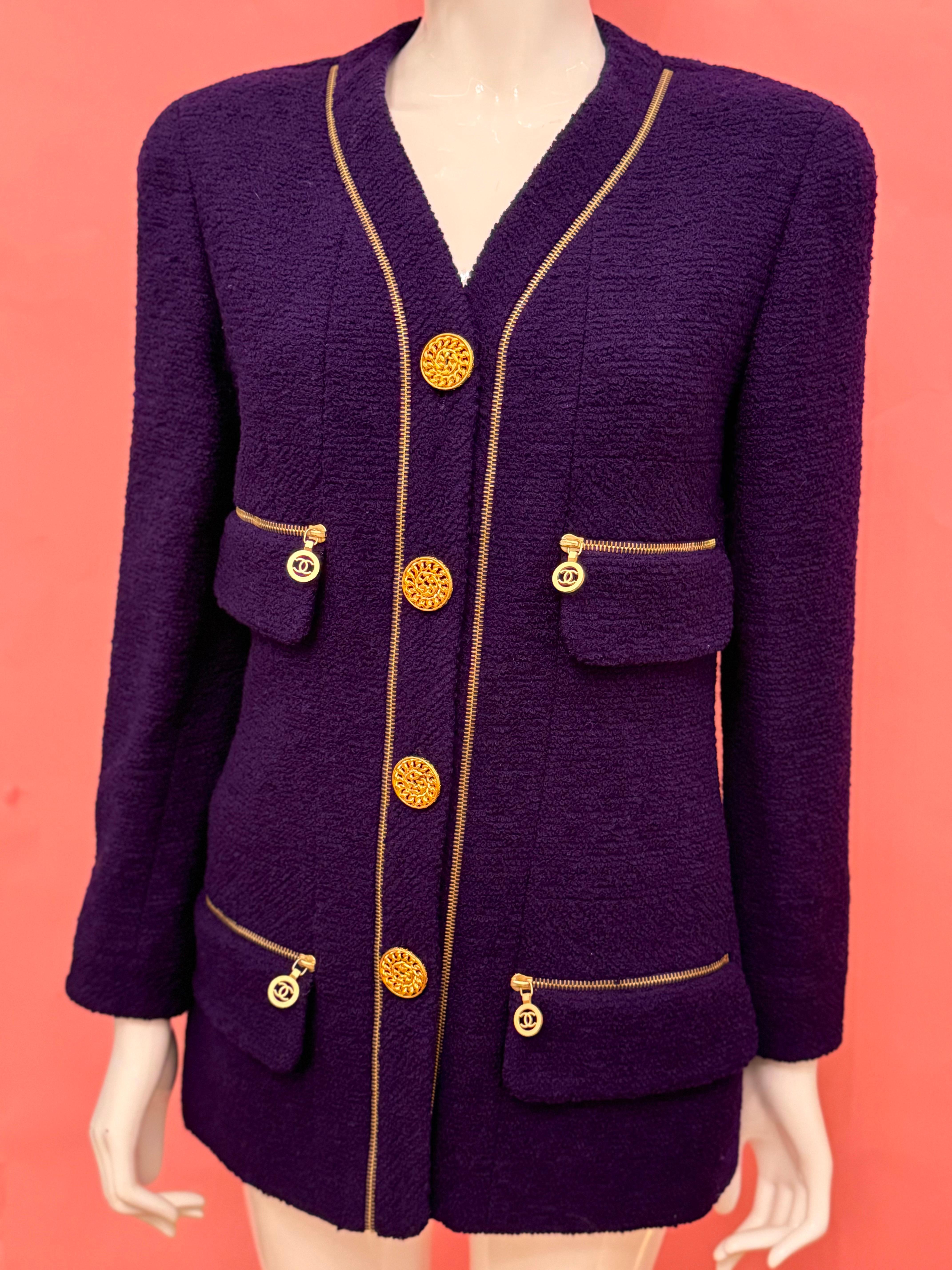 Chanel by Karl Lagerfeld F/W 1992 chaqueta de tweed morada logomanía en venta 11