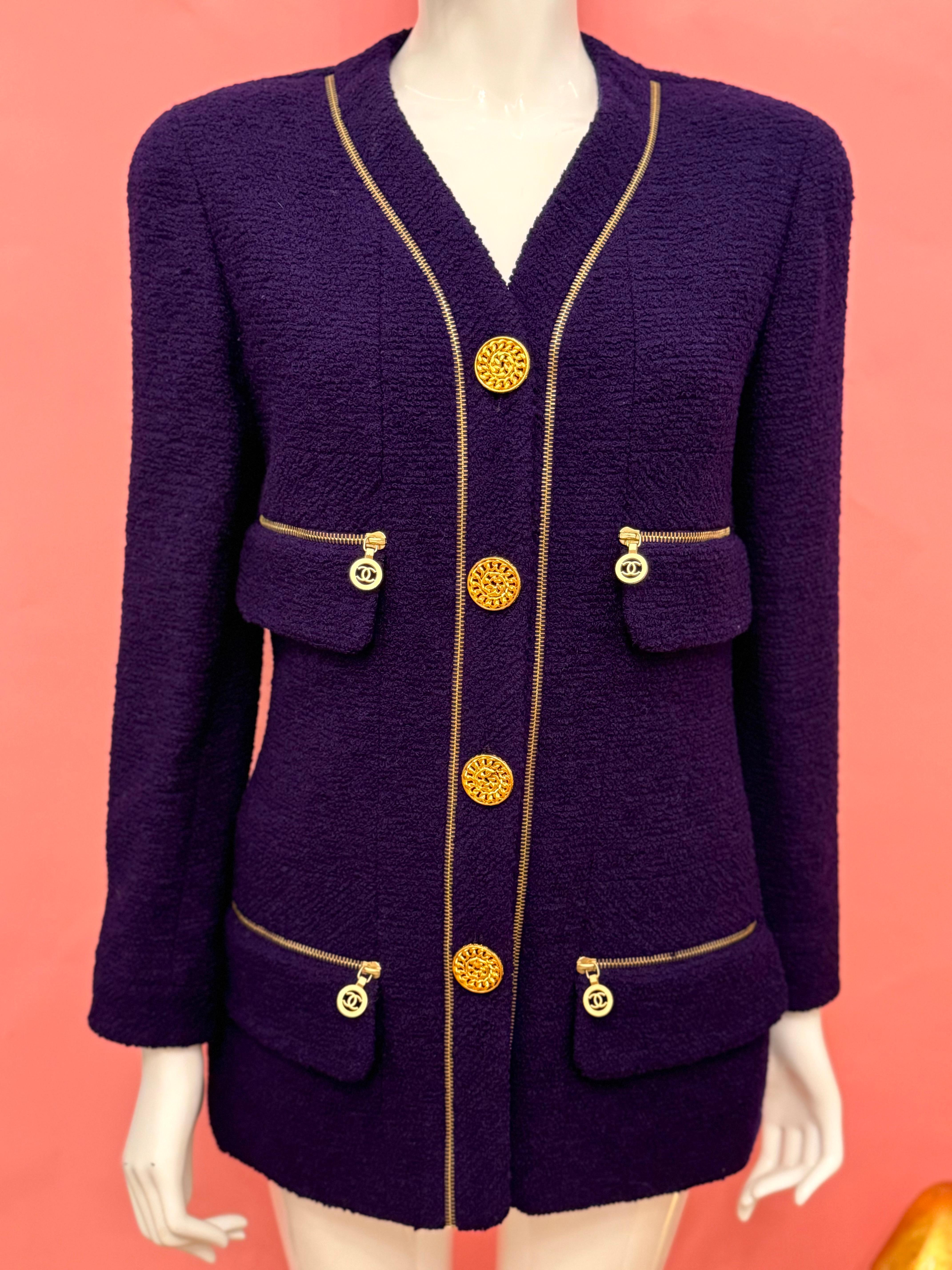 Chanel by Karl Lagerfeld F/W 1992 chaqueta de tweed morada logomanía en venta 12