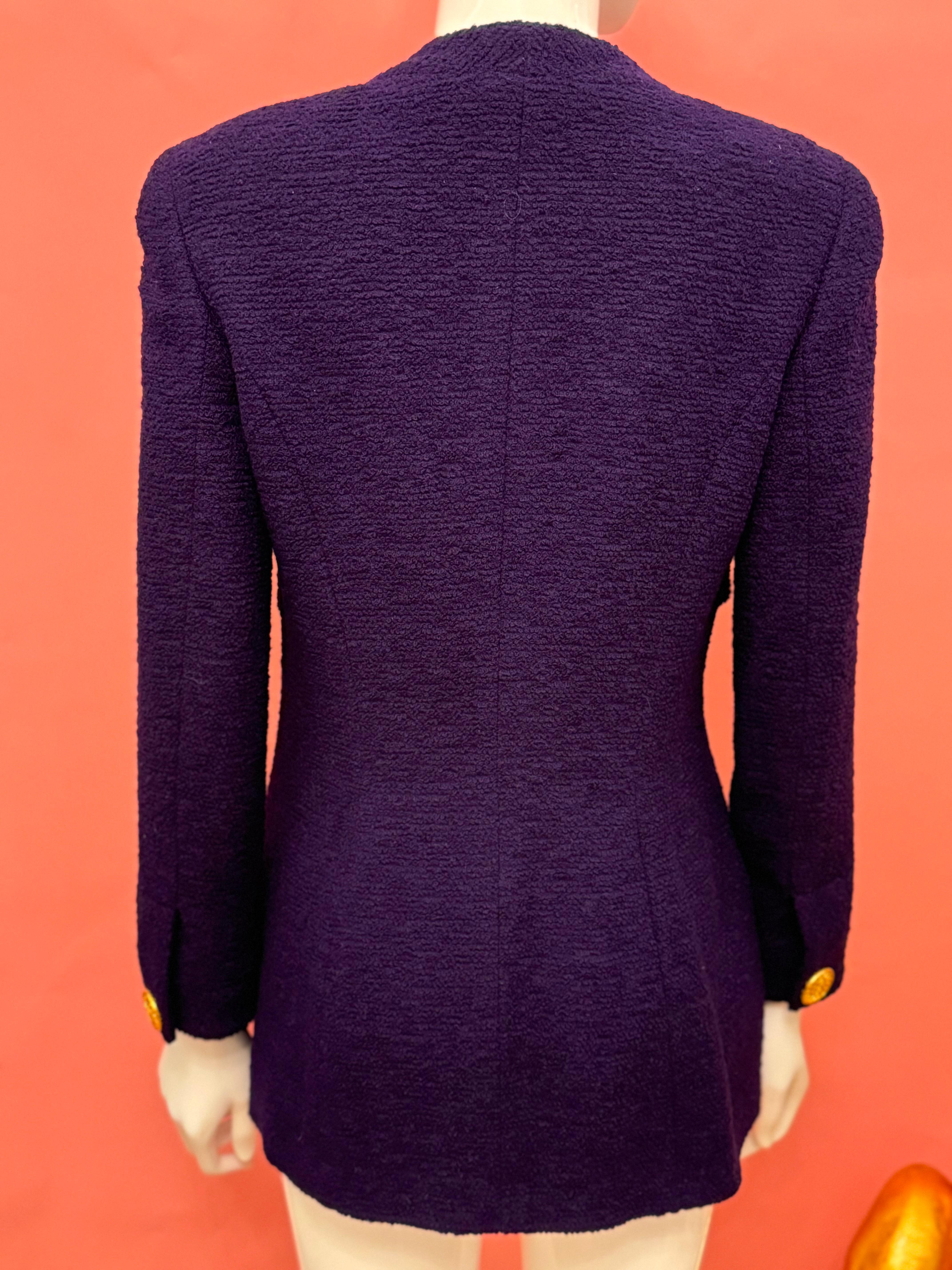 Chanel by Karl Lagerfeld F/W 1992 chaqueta de tweed morada logomanía en venta 13