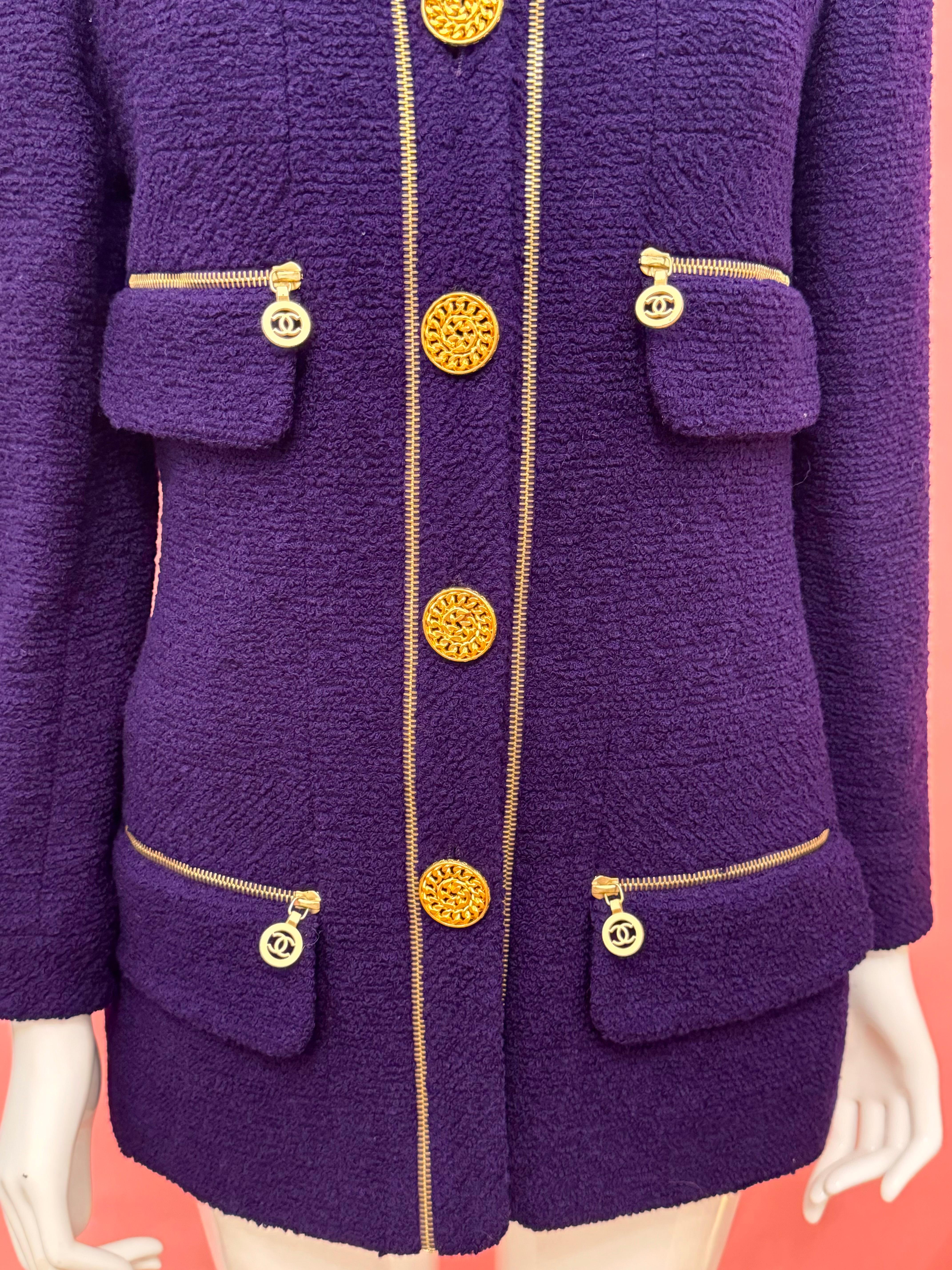 Rara chaqueta de bouclé de tweed morado de la pasarela Chanel F/W 1992, increíble diseño de Karl Lagerfeld, botones de gran tamaño chapados en oro de 24 quilates, cremalleras con el logotipo CC, sin etiqueta de talla, busto de unas 19 pulgadas,
