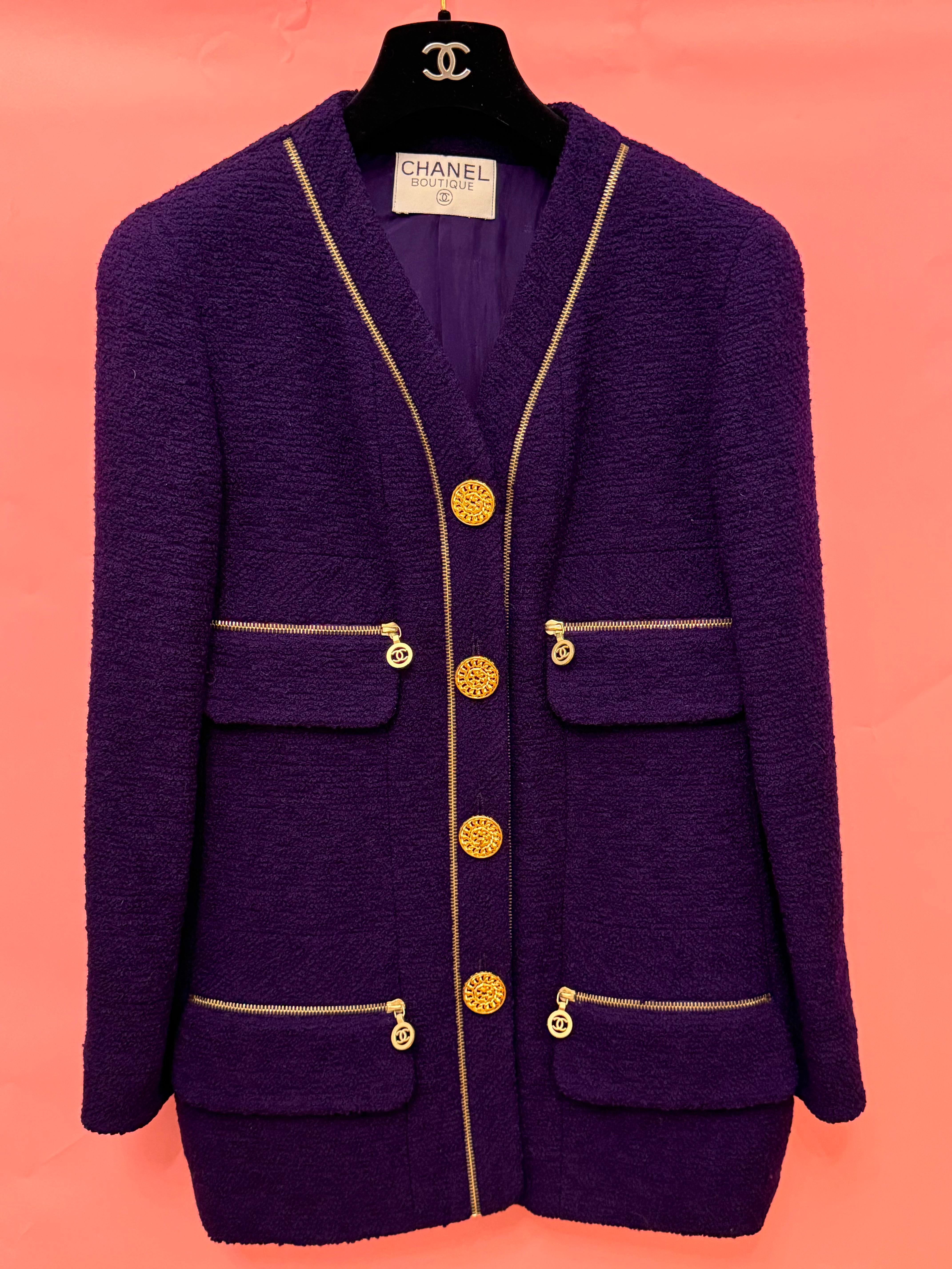 Chanel by Karl Lagerfeld F/W 1992 chaqueta de tweed morada logomanía en Excelente estado para la venta en PARIS, FR