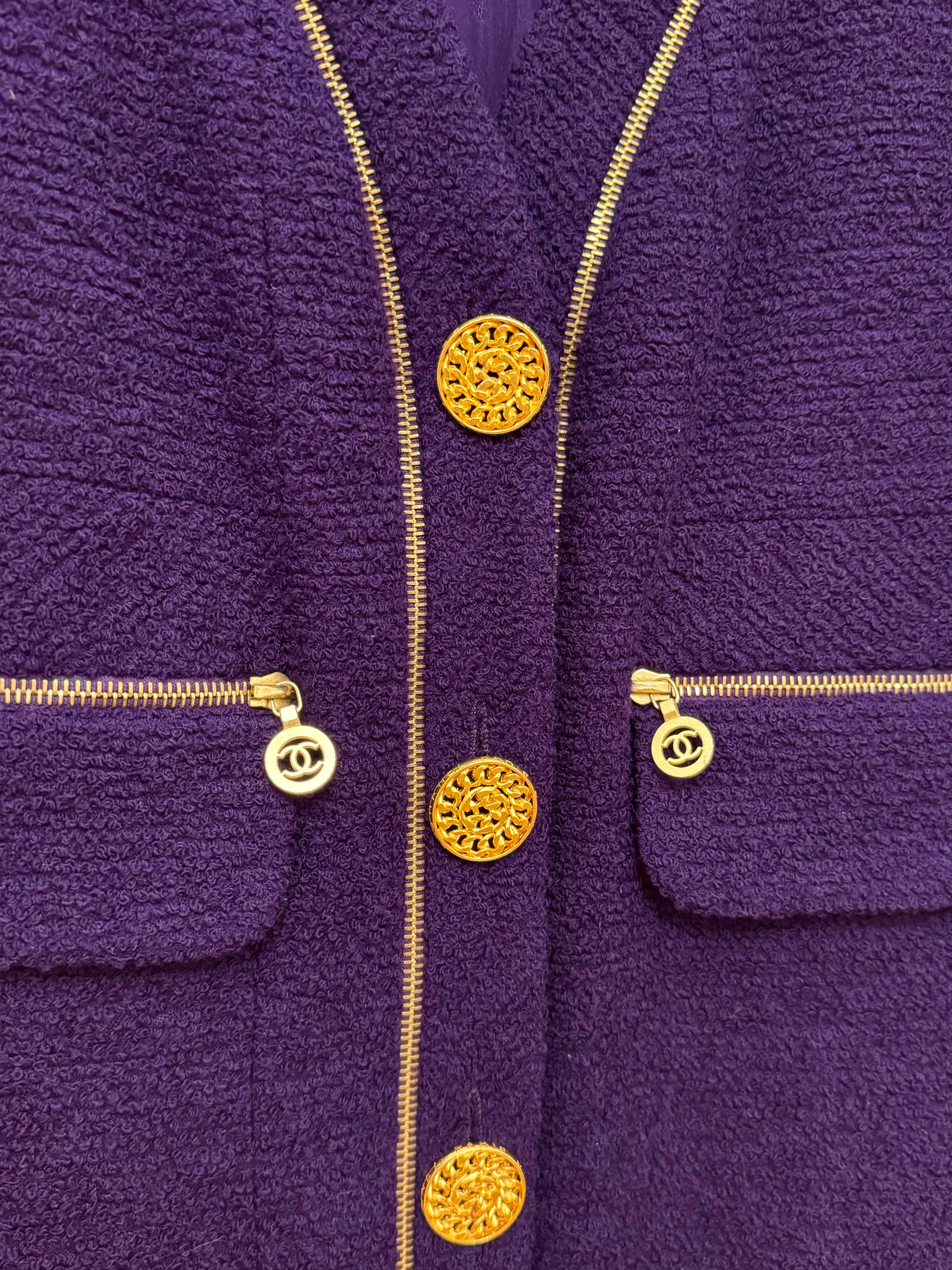 De las mujeres Chanel by Karl Lagerfeld F/W 1992 chaqueta de tweed morada logomanía en venta