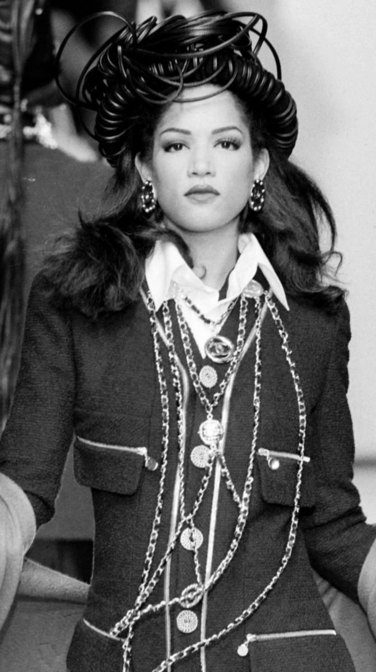 Chanel by Karl Lagerfeld F/W 1992 chaqueta de tweed morada logomanía en venta 2