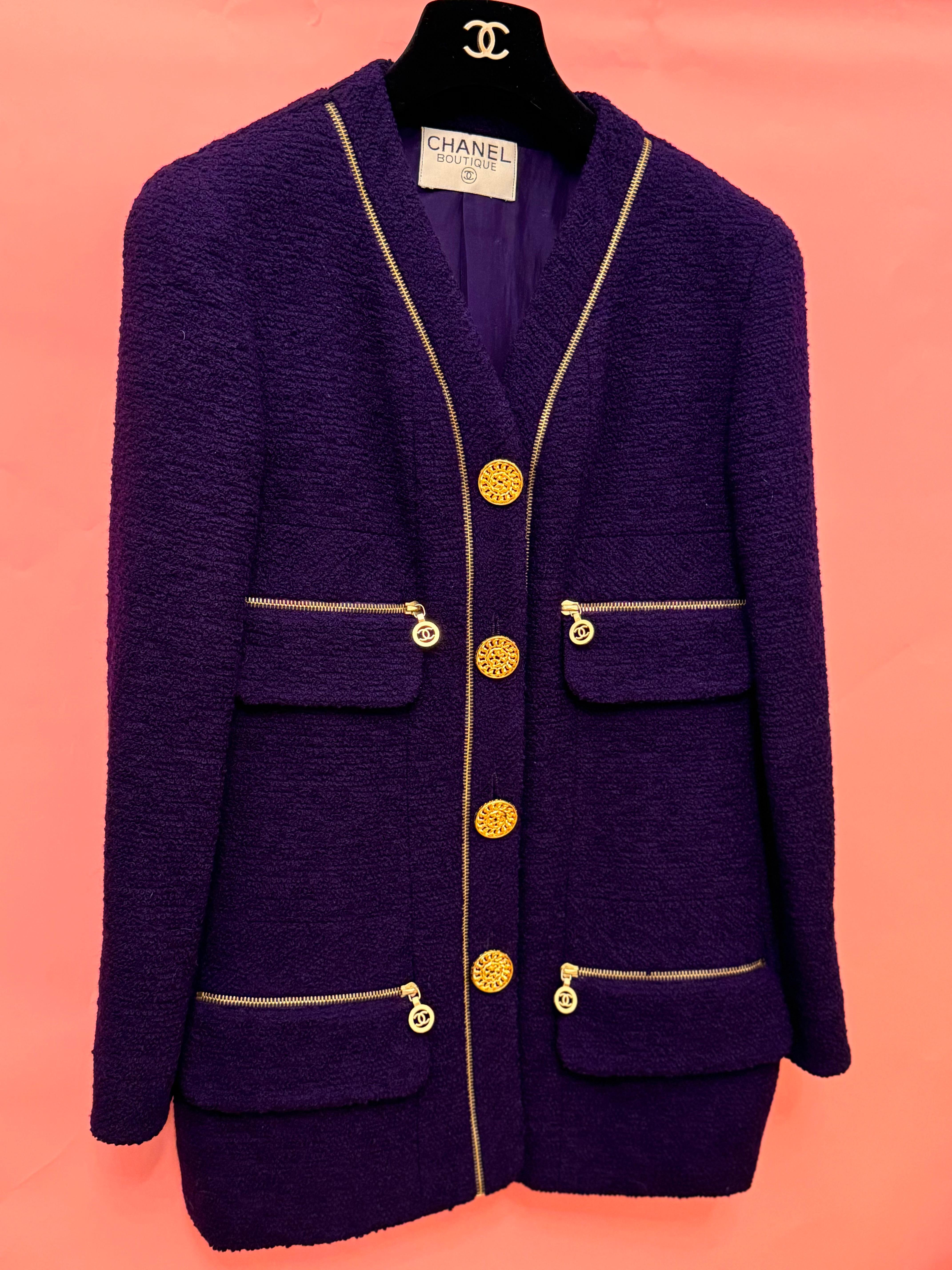 Chanel by Karl Lagerfeld F/W 1992 chaqueta de tweed morada logomanía en venta 3