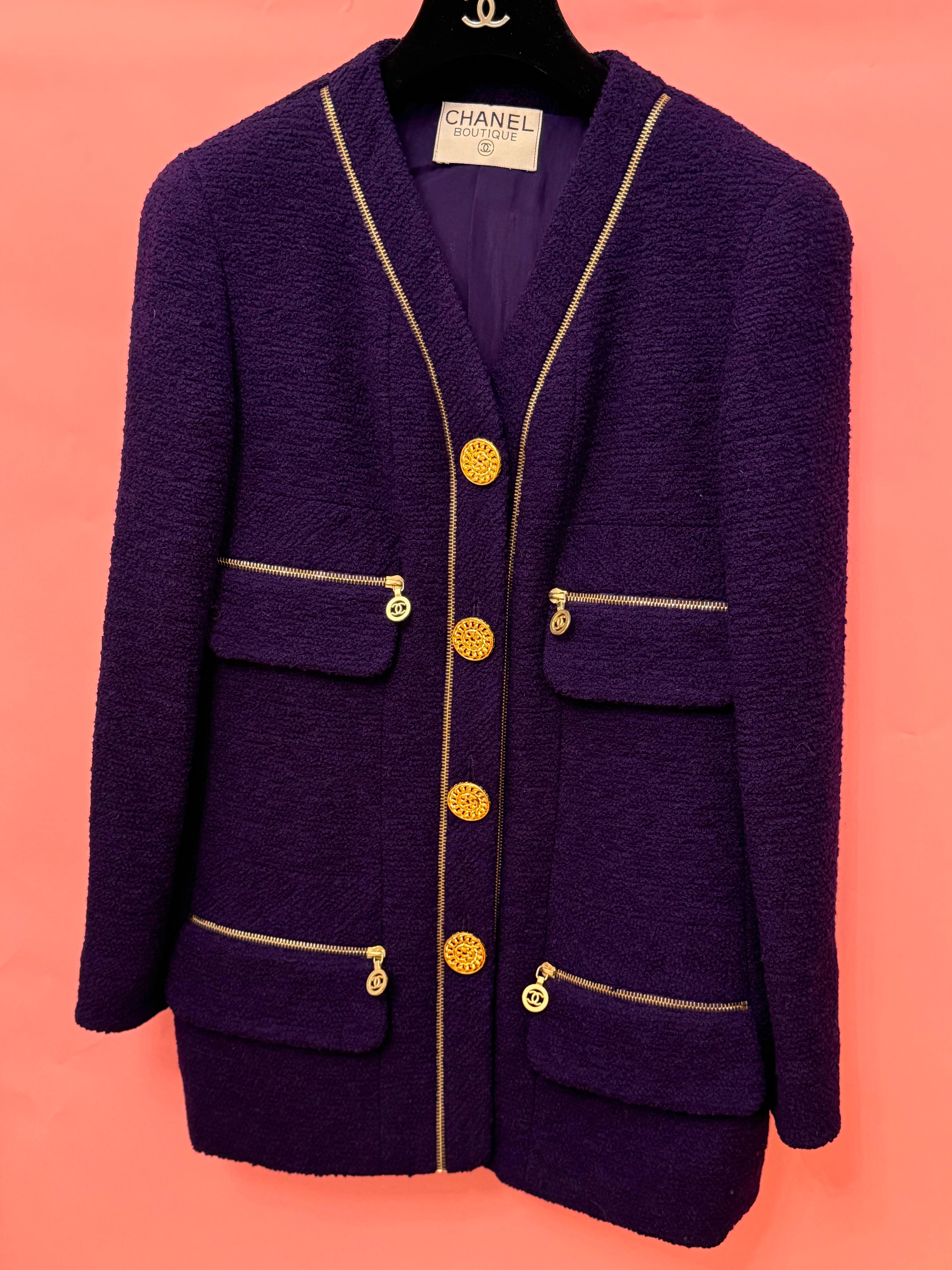 Chanel by Karl Lagerfeld F/W 1992 chaqueta de tweed morada logomanía en venta 4