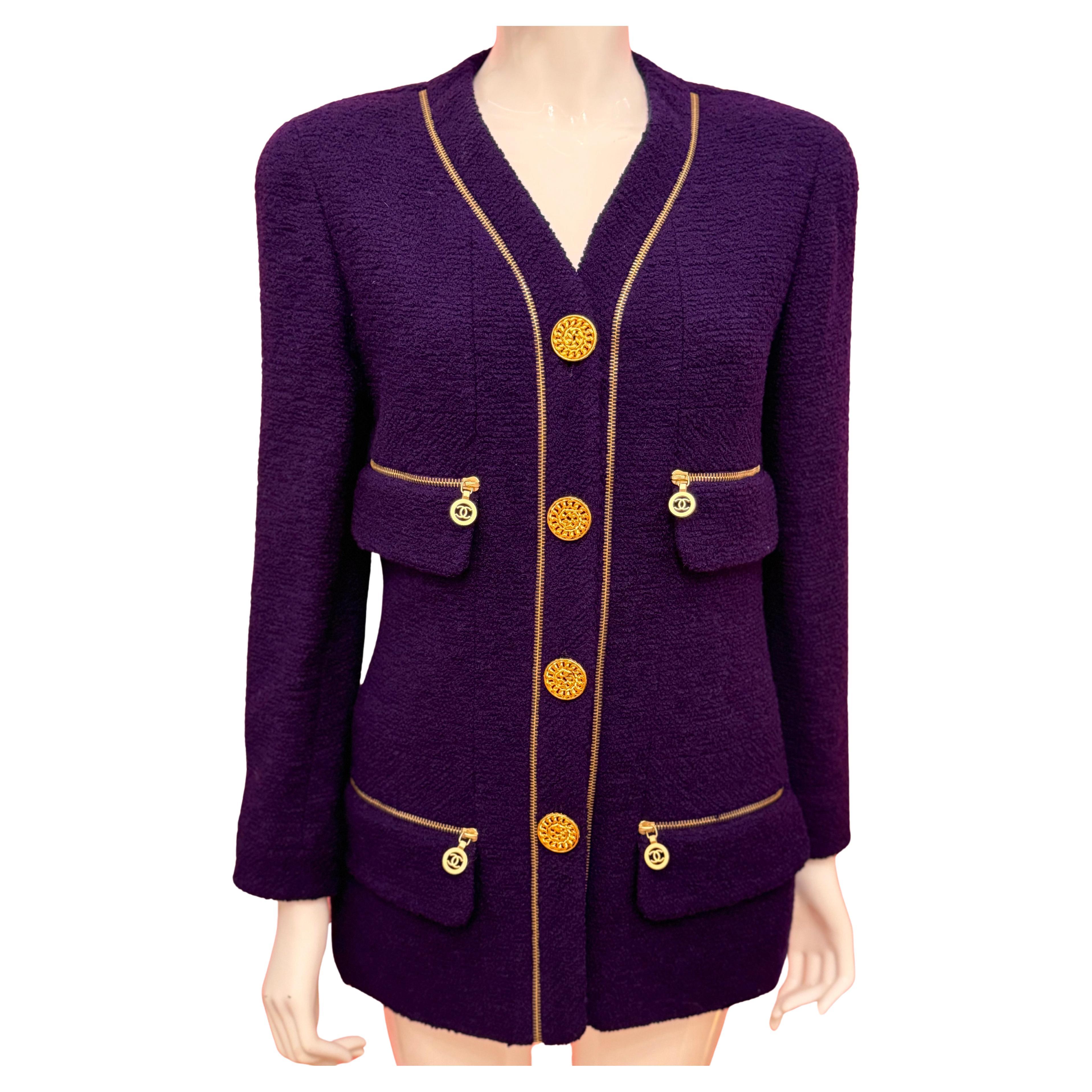 Chanel by Karl Lagerfeld F/W 1992 chaqueta de tweed morada logomanía en venta