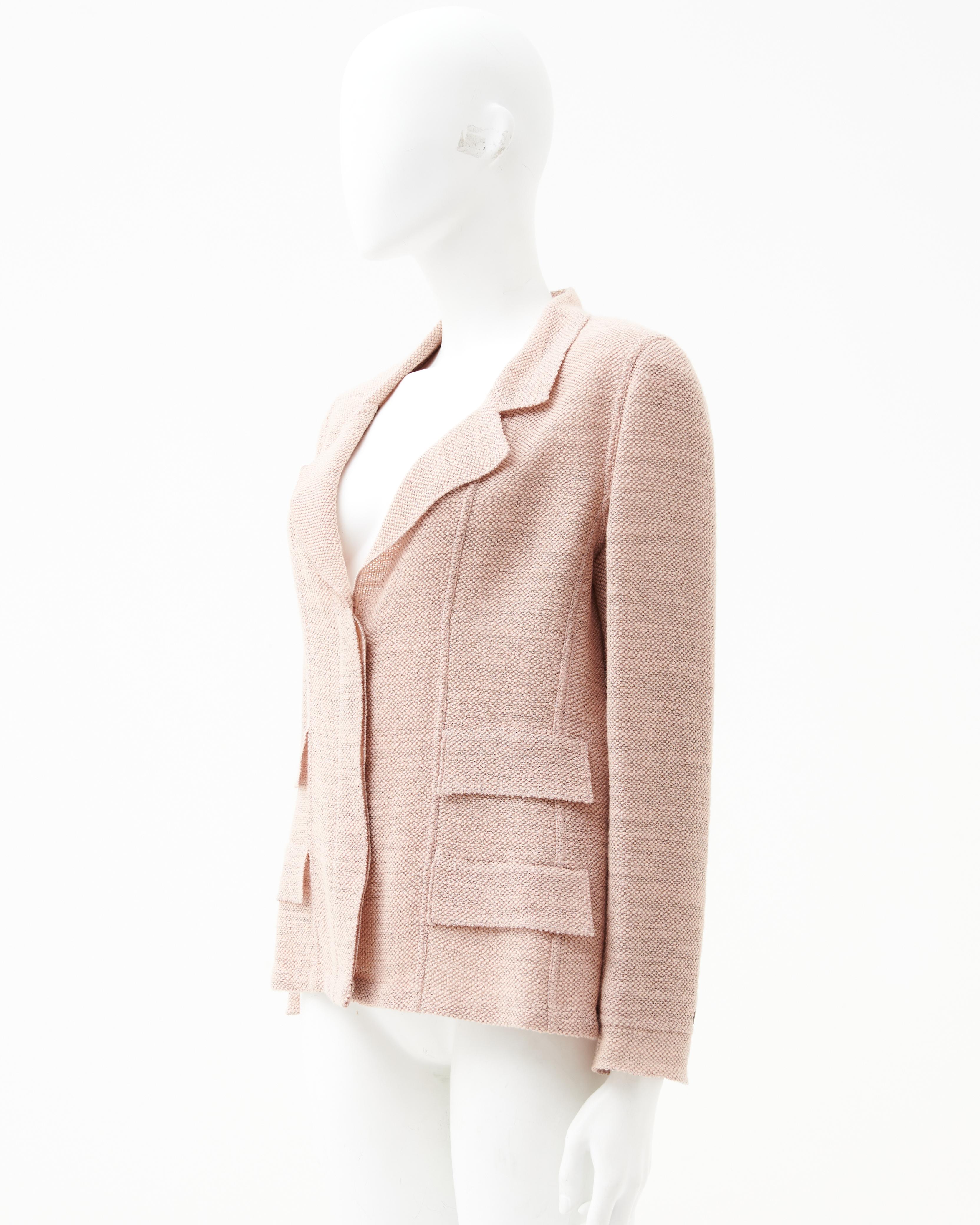 - Designed by Karl Lagerfield
- Sold by Skof.Archive
- Fall Winter 1999 Collection
- Pink Multipocket Blazer
- Fine textured bouclé in a delicate blush pink color
- Button closure with CC logo
- For pockets design
- CHANEL metal plate at the hem
-