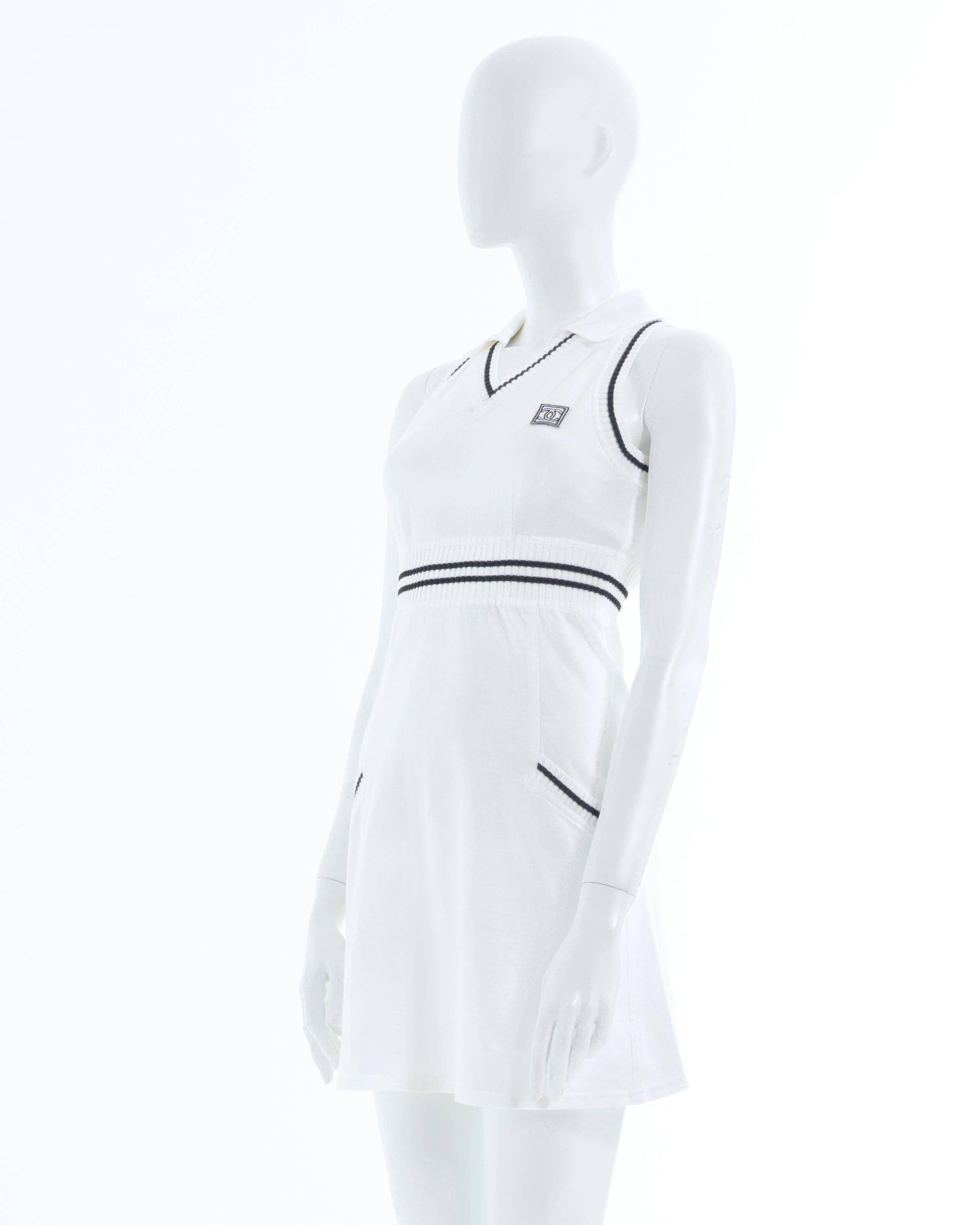Chanel par Karl Lagerfeld F/W 2003 - Mini robe de tennis sans manches en coton blanc Excellent état - En vente à Milano, IT