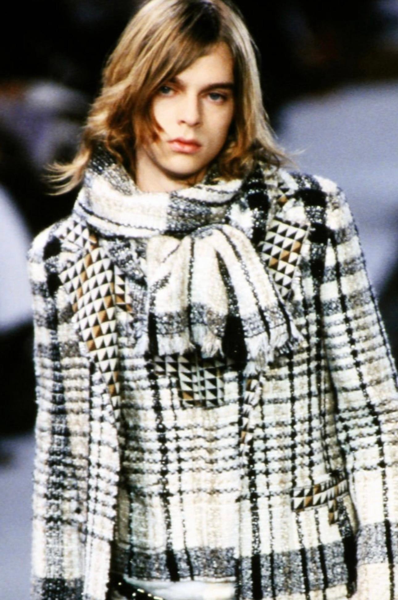 Chanel runway Fall Winter 2004 fantasy tweed jacket size 38 FR, amazing details 