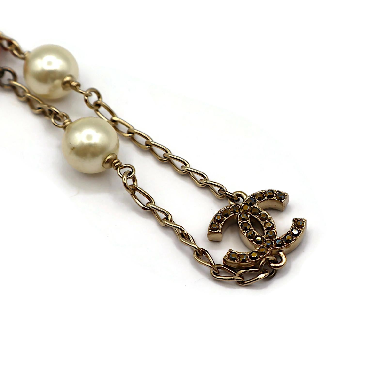 CHANEL by KARL LAGERFELD Collar de camelia y logotipo CC de perlas de imitación, primavera de 2011 en venta 8